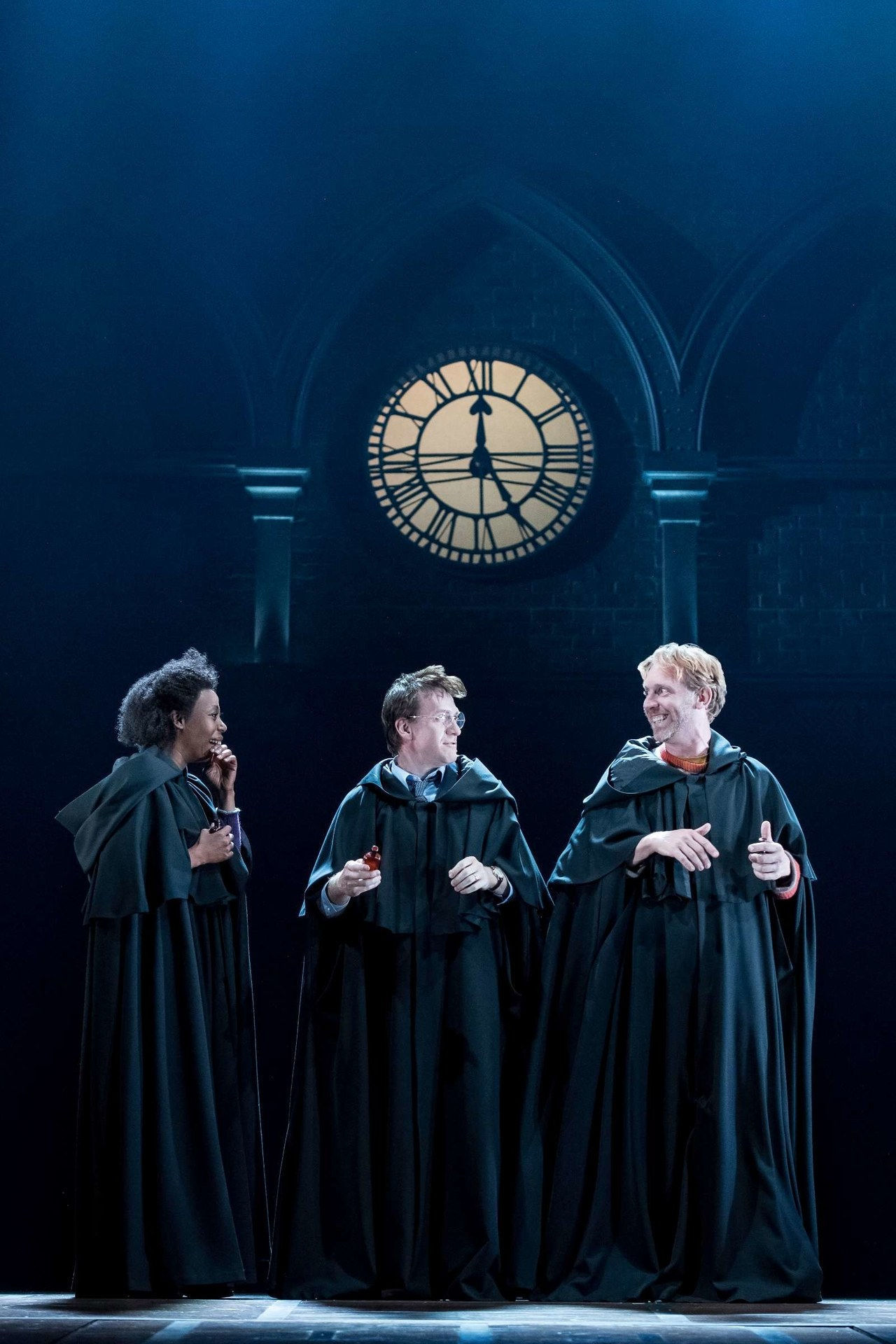 Hermioně Granger (Noma Dumezweni), Harry Potter (Jamie Parker), and Ron Weasley (Paul Thornley).