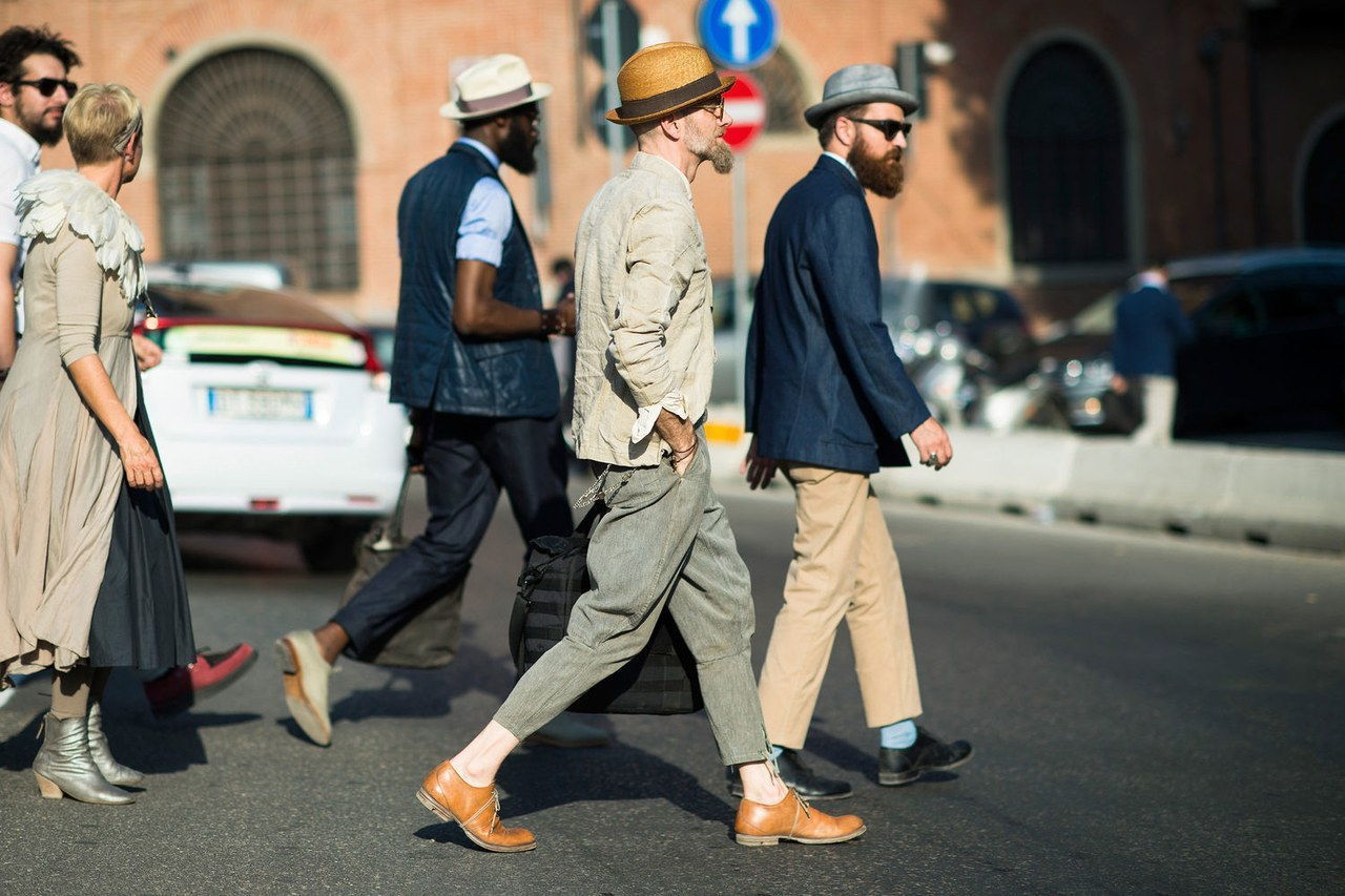 mænd fashion week group walking across