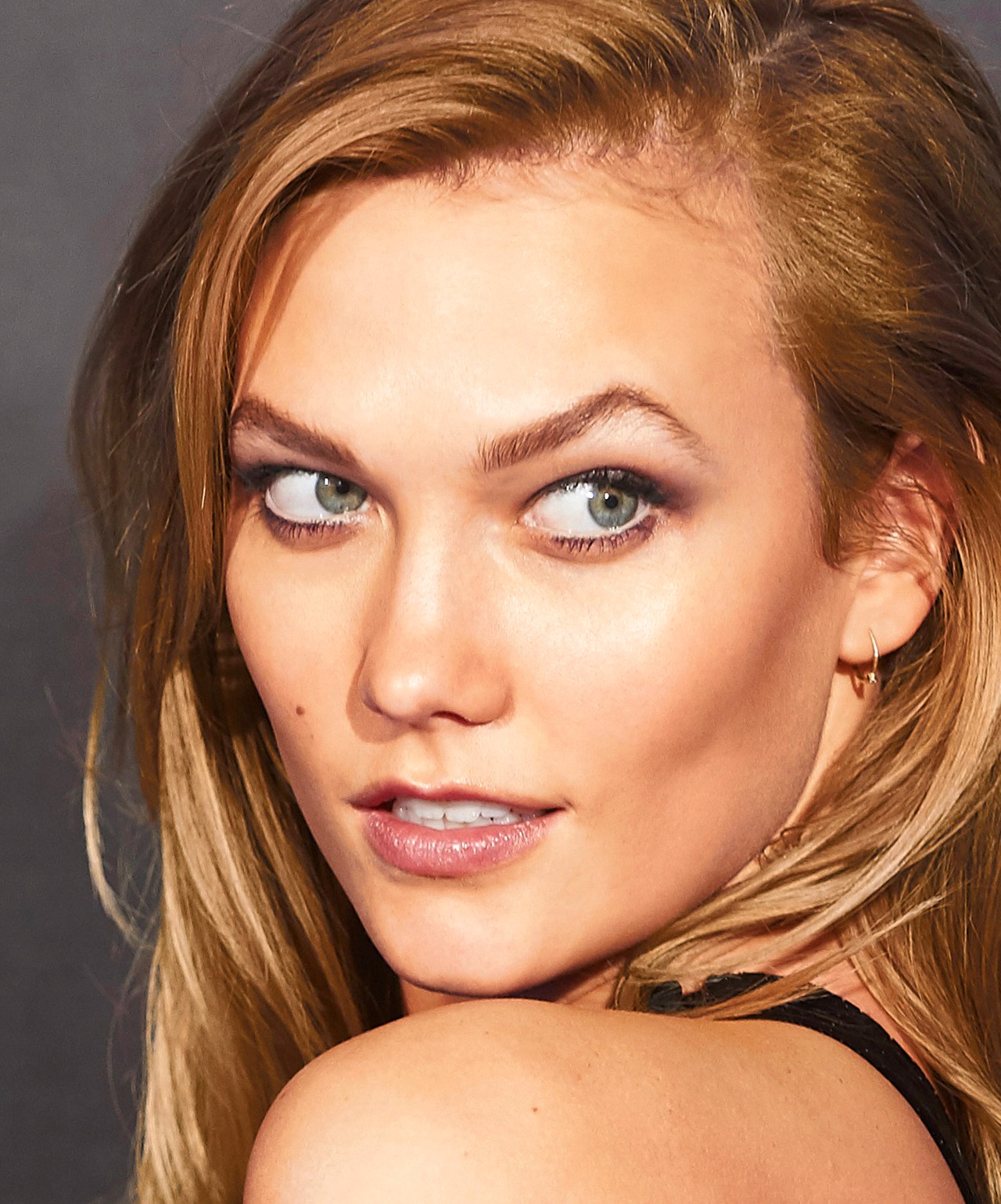 falsk [Karlie Kloss](http://www.glamour.com/about/karlie-kloss)–worthy bone structure by playing with shade and light.