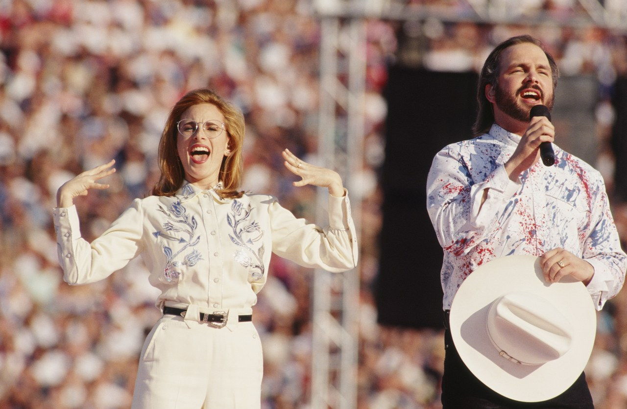 PASADENA, CA - 1993: Deaf actress Marlee Matlin joins country singer Garth Brooks in 
