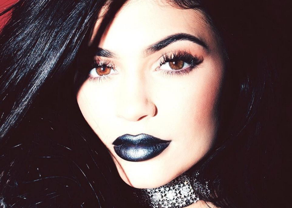 Jeg havde Kylie Jenner’s Black Metallic Lipstick for en dag, og her er ...