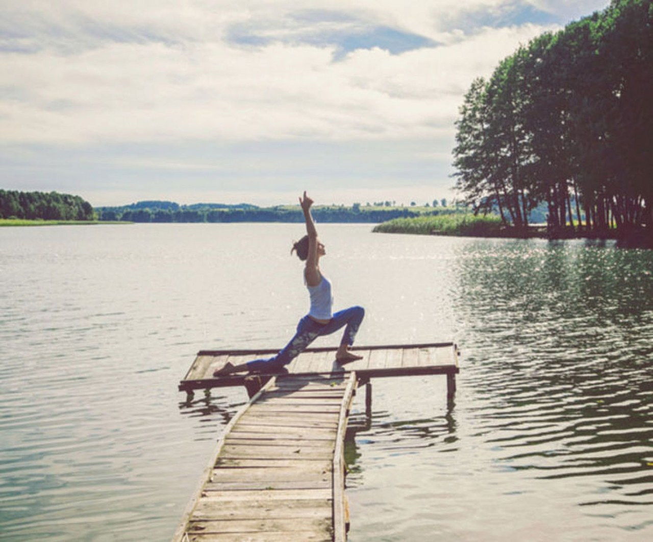 瑜伽 pose on the lake