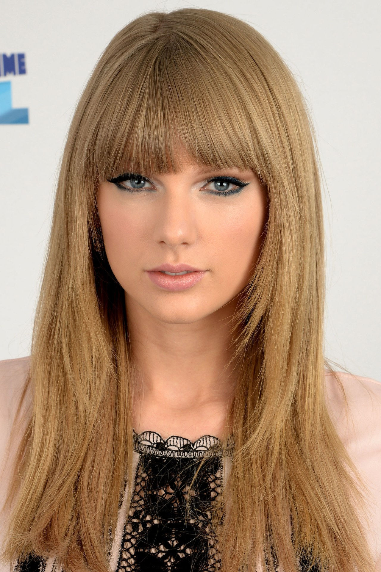 taylor swift blue eyeliner cat eye silver taupe shading front