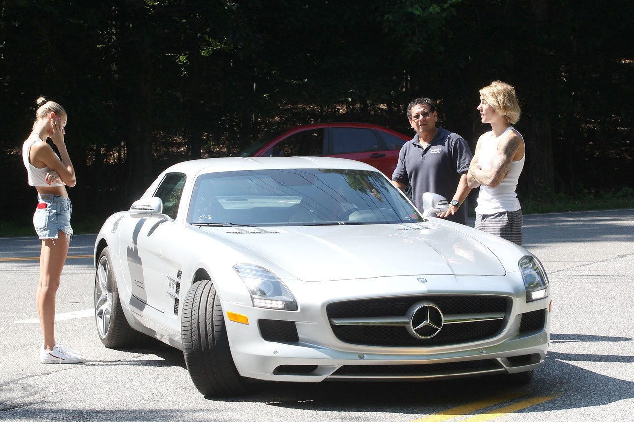 Exclusivo - Justin Bieber and Hailey Baldwin Have Car Problems in The Hamptons