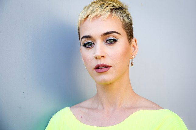 katy perry platinum blond pixie cut war nicht vollständig