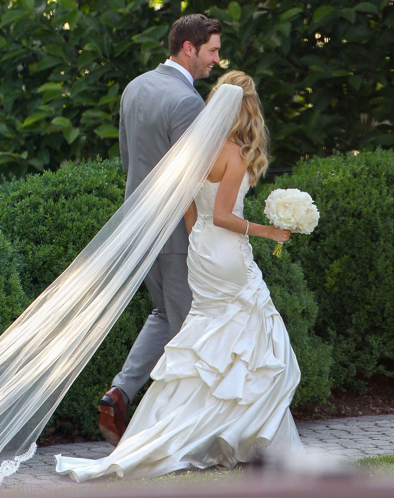 kristin cavallari wedding dress monique lhuillier wedding gown jay cutler celebrity weddings 0611