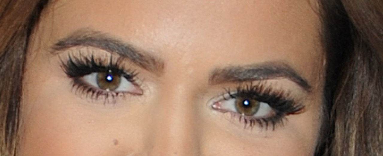 Kourtney kardashian eyebrows filled in close