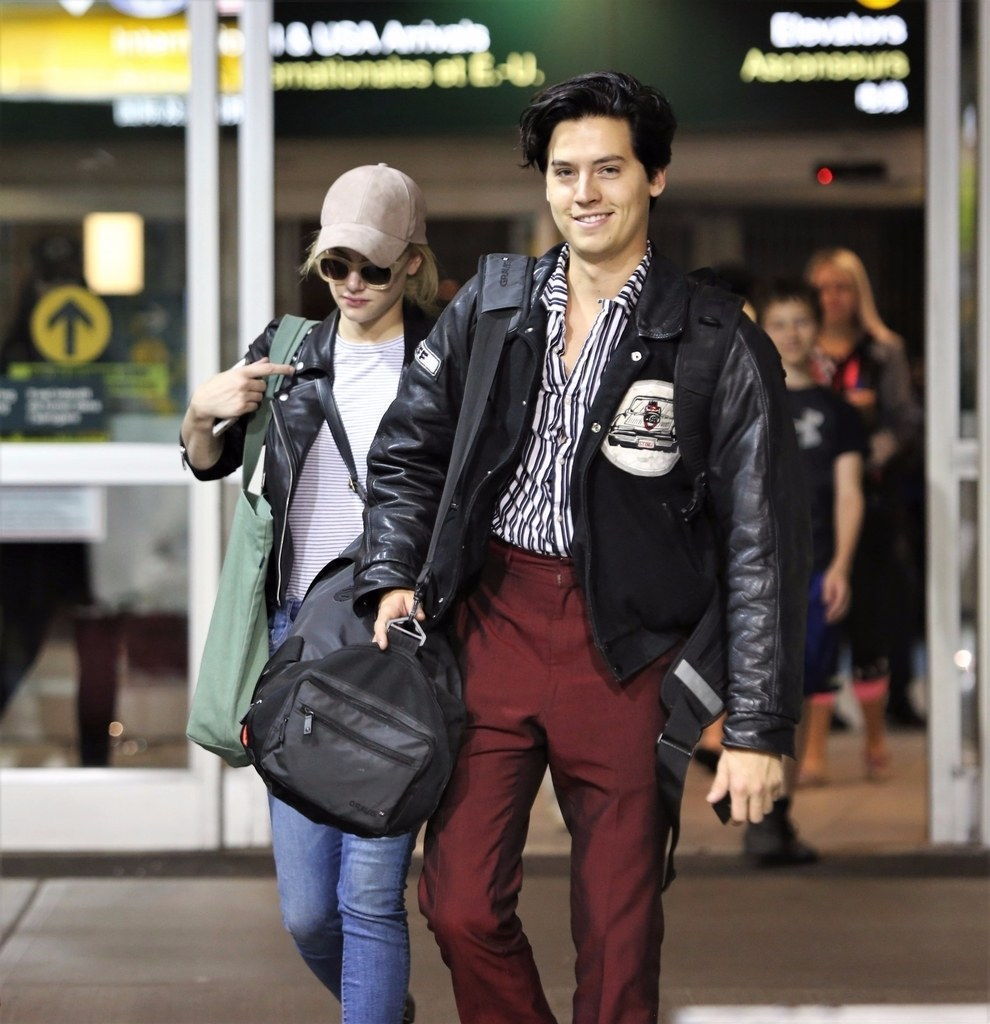 *EXCLUSIVO* Cole Sprouse and Lili Reinhart arrive back in Vancouver together