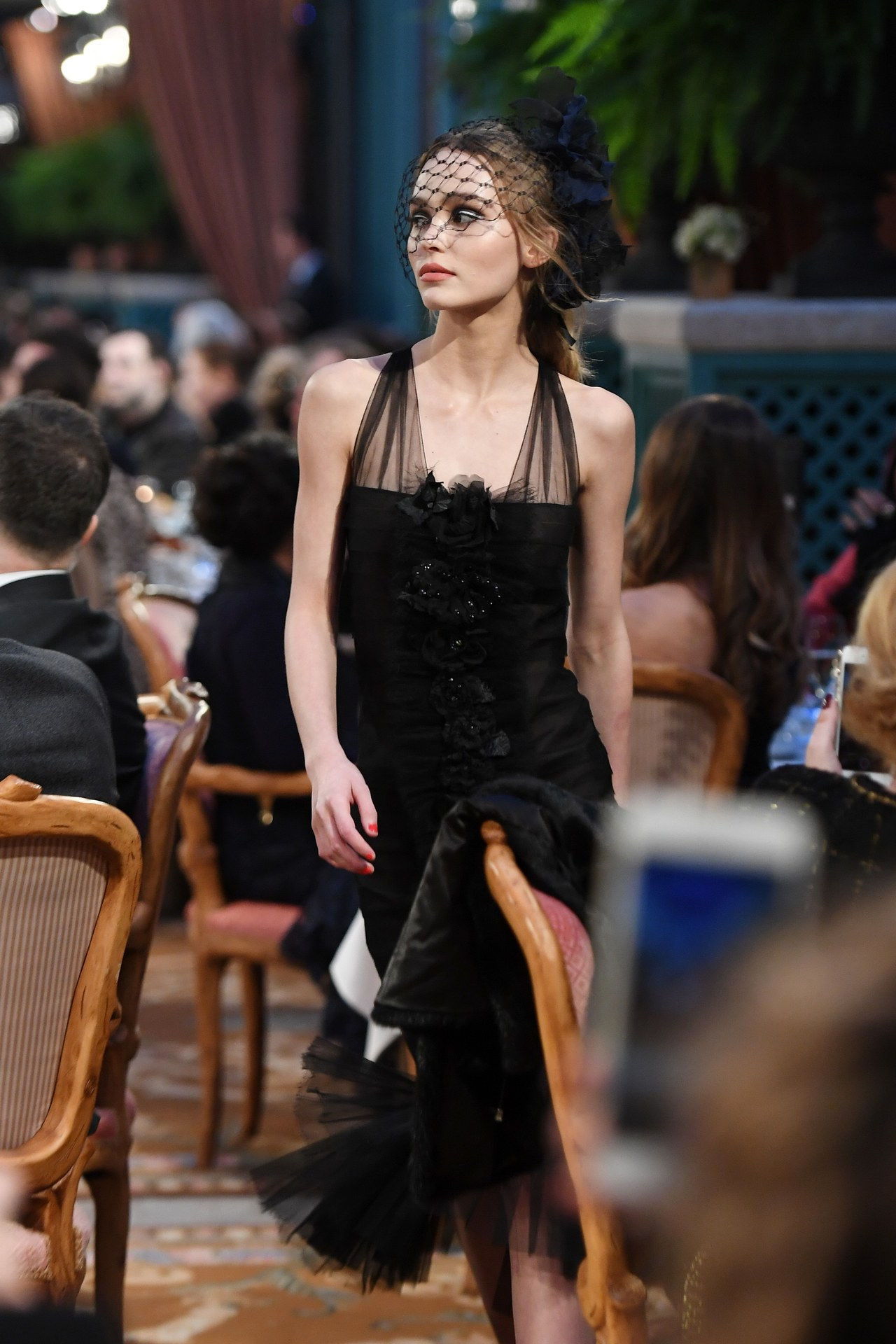 PAŘÍŽ, FRANCE - DECEMBER 06: Lily-Rose Depp walks the runway during 