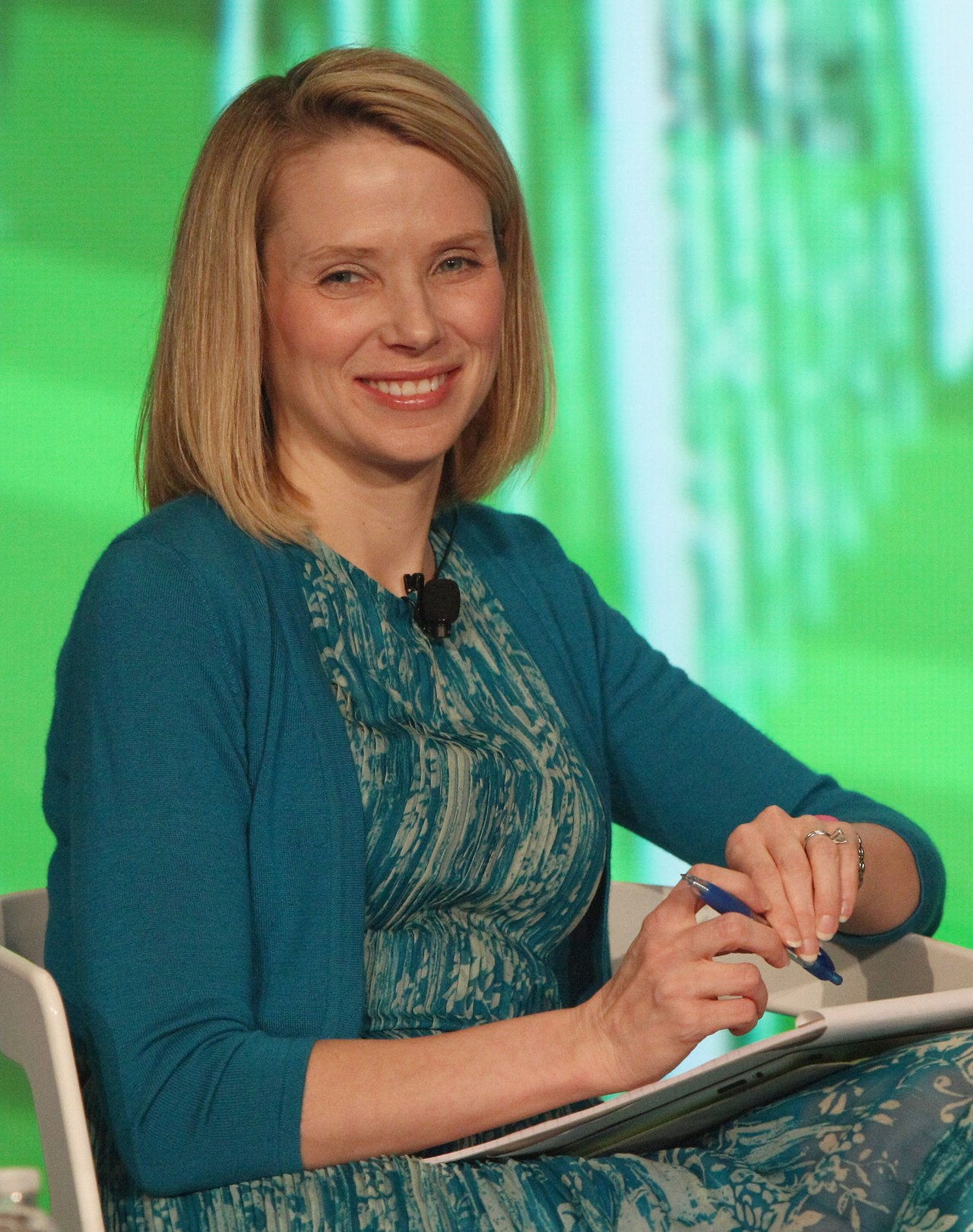 玛丽莎 Mayer becomes the CEO of Yahoo.
