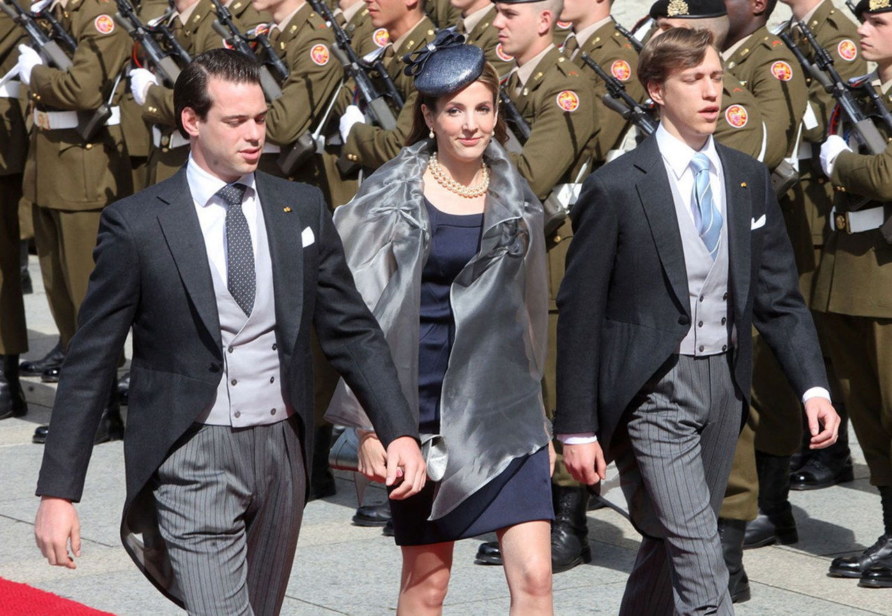 公主 tessy blue dress pearls luxembourg national day
