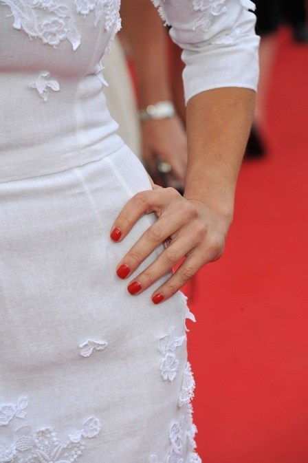 0824 christine bleakley red nails white dress red carpet bd