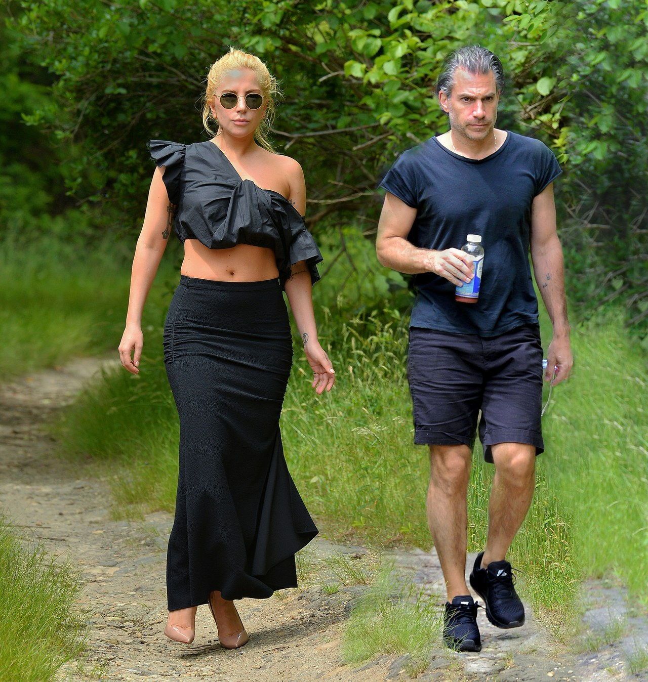 独家： Lady Gaga maintains her personal style during a hike in the woods with her new boyfriend Christian Carino