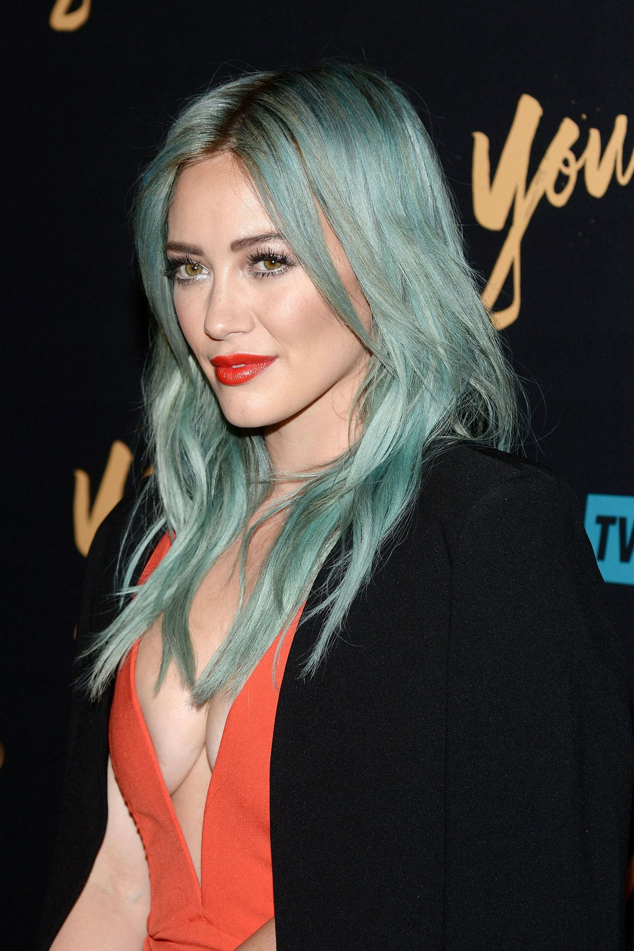 Hilary duff turquoise hair color red lipstick