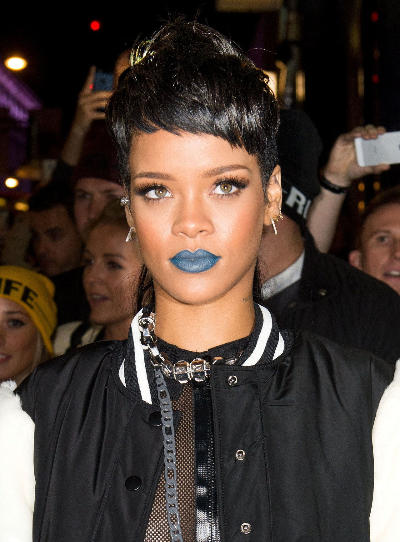 蕾哈娜（Rihanna） blue lipstick river island party