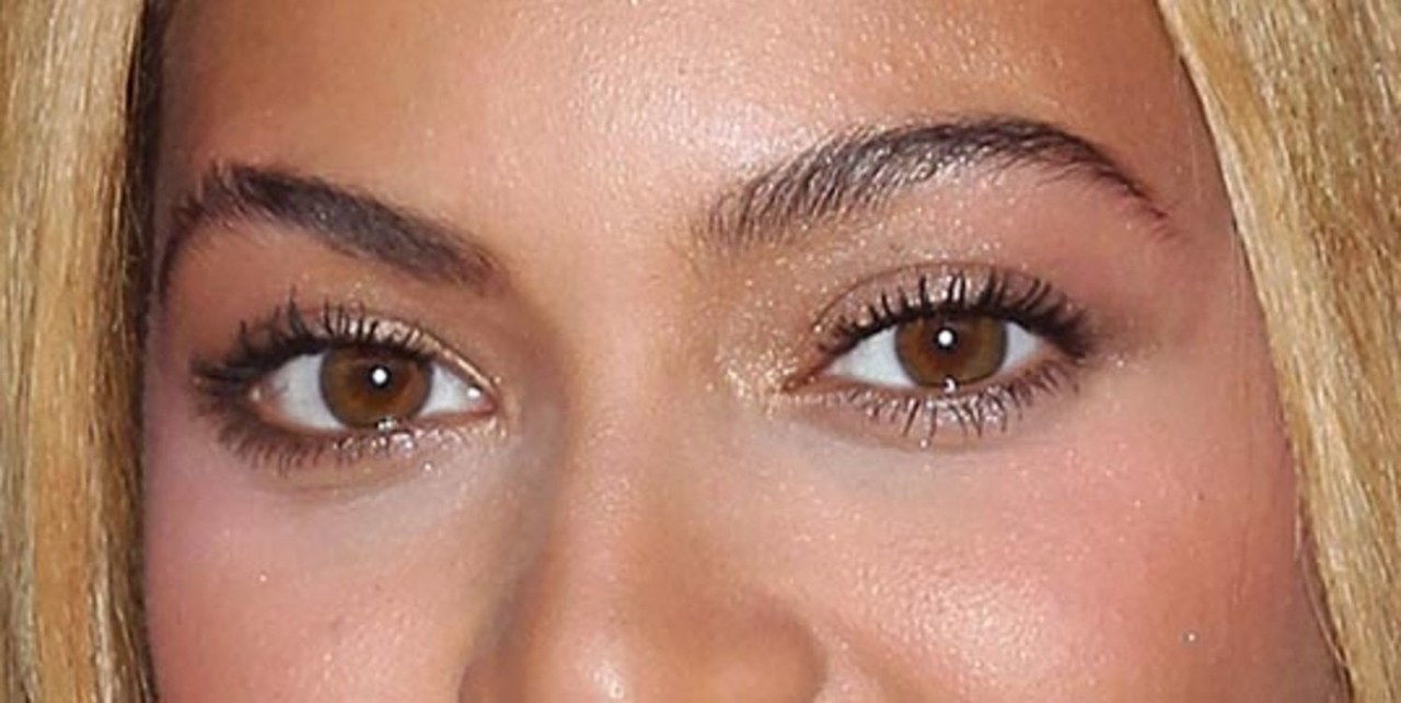 Beyonce eye makeup trick close