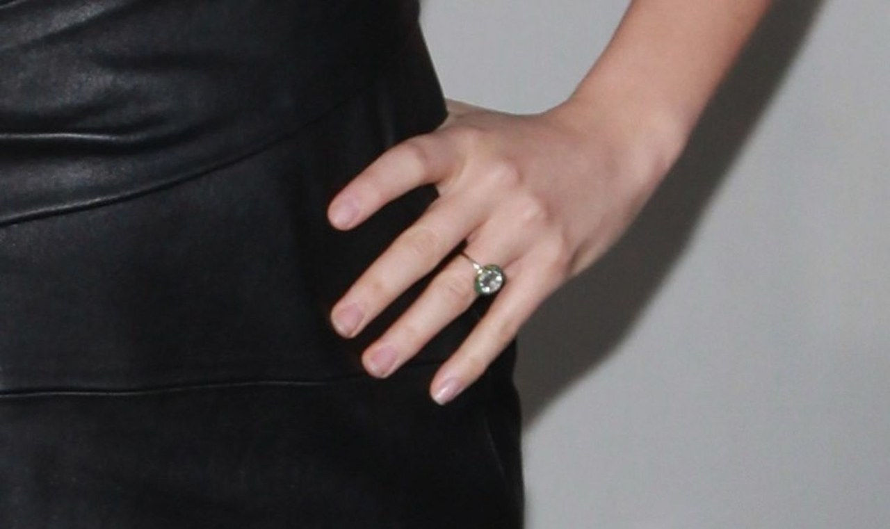 2 olivia wilde jason sudeikis engagement ring engaged celebrity weddings 0207