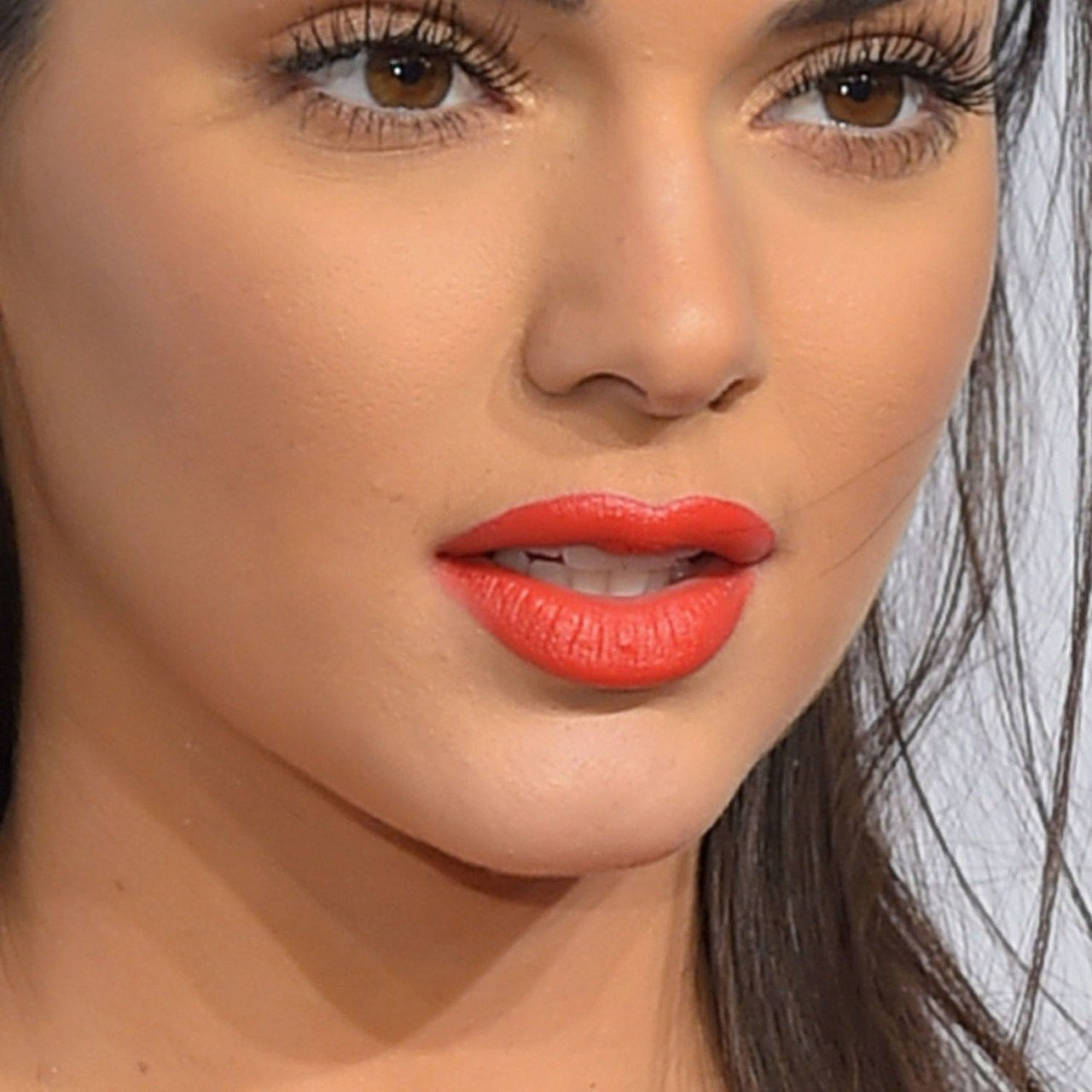 كيندال jenner overlining lips lipstick close