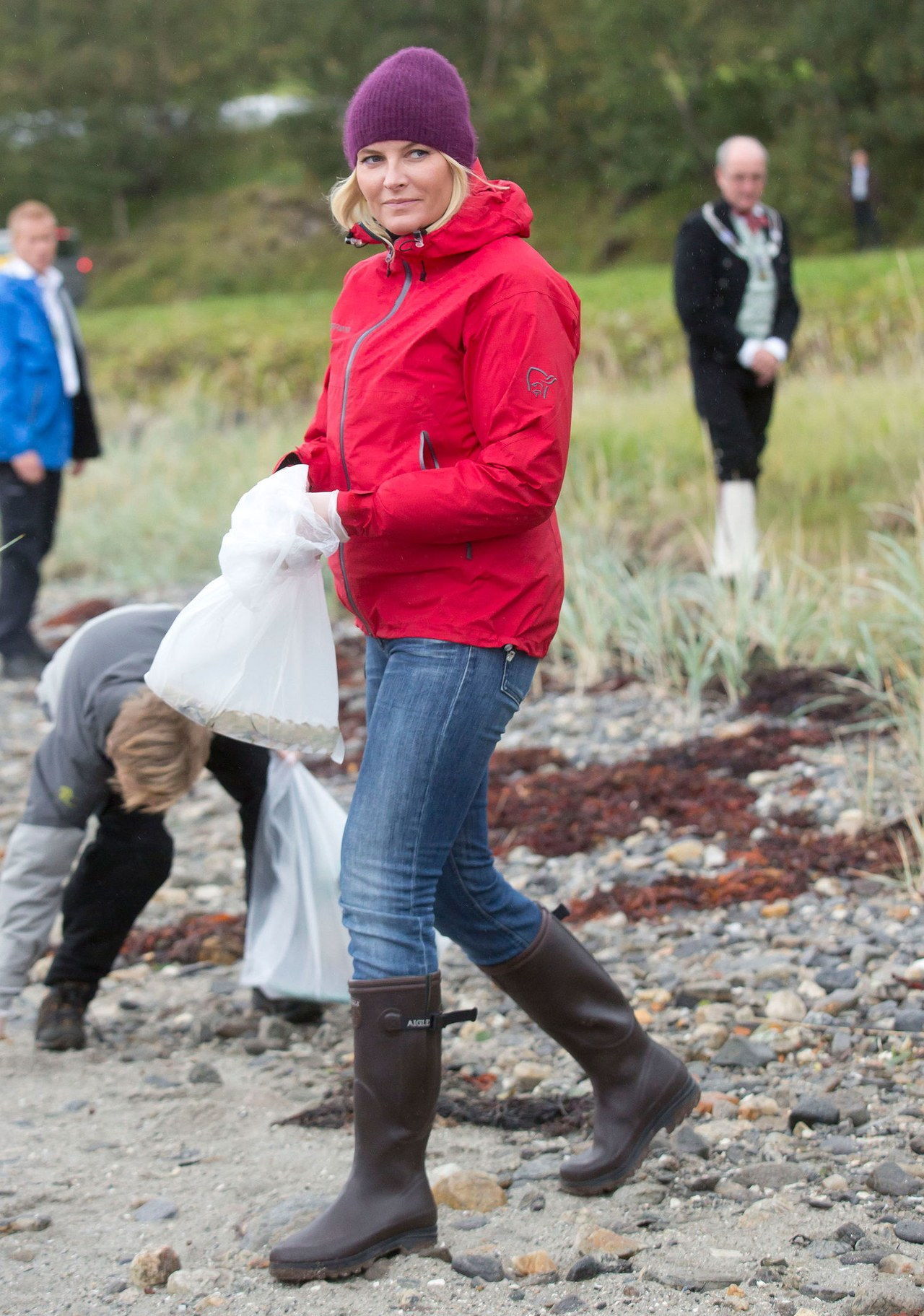 prinsesse mette marit jeans cleaning up beach nordland