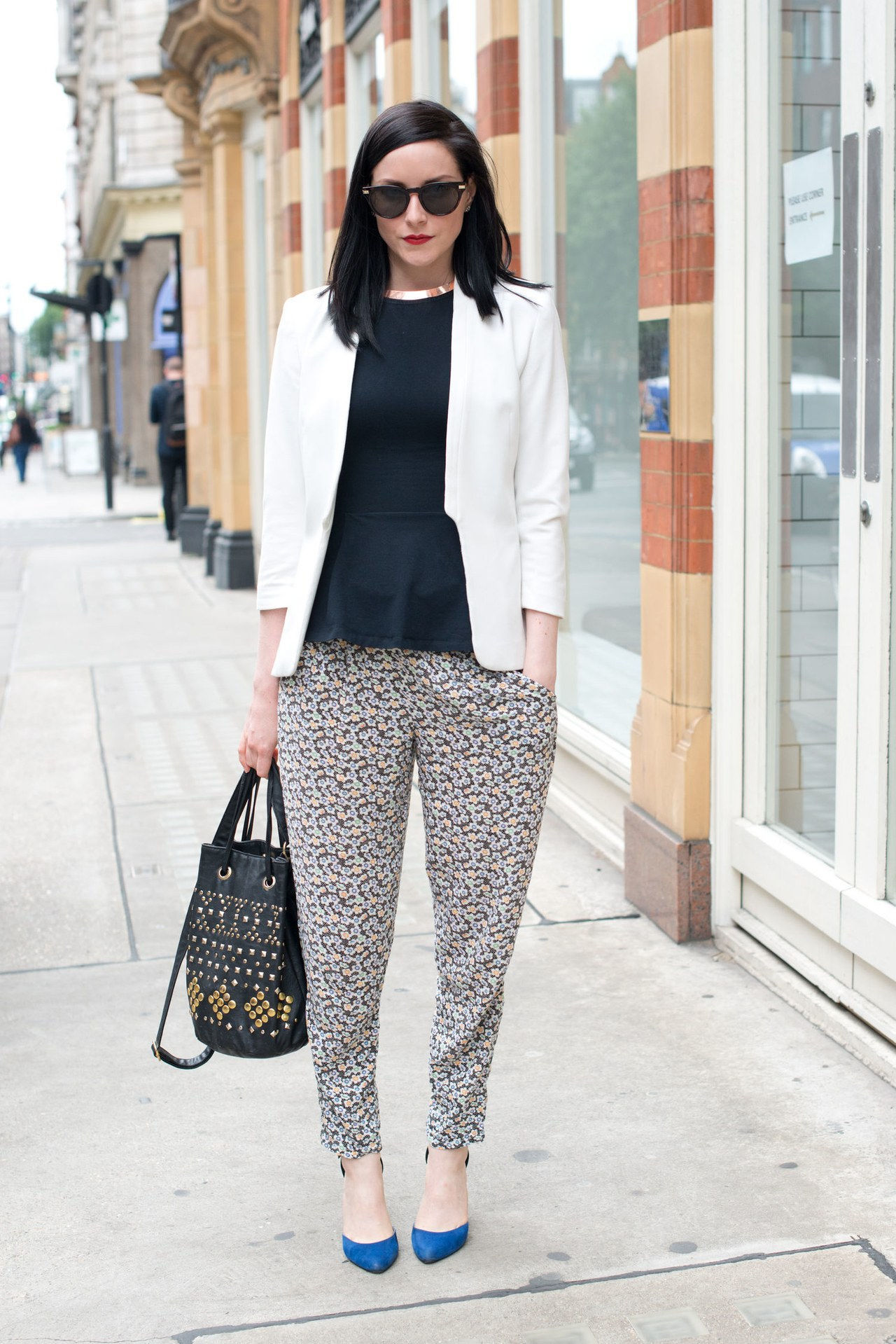 Blomster-Print Pants, a Black Top, and a White Blazer