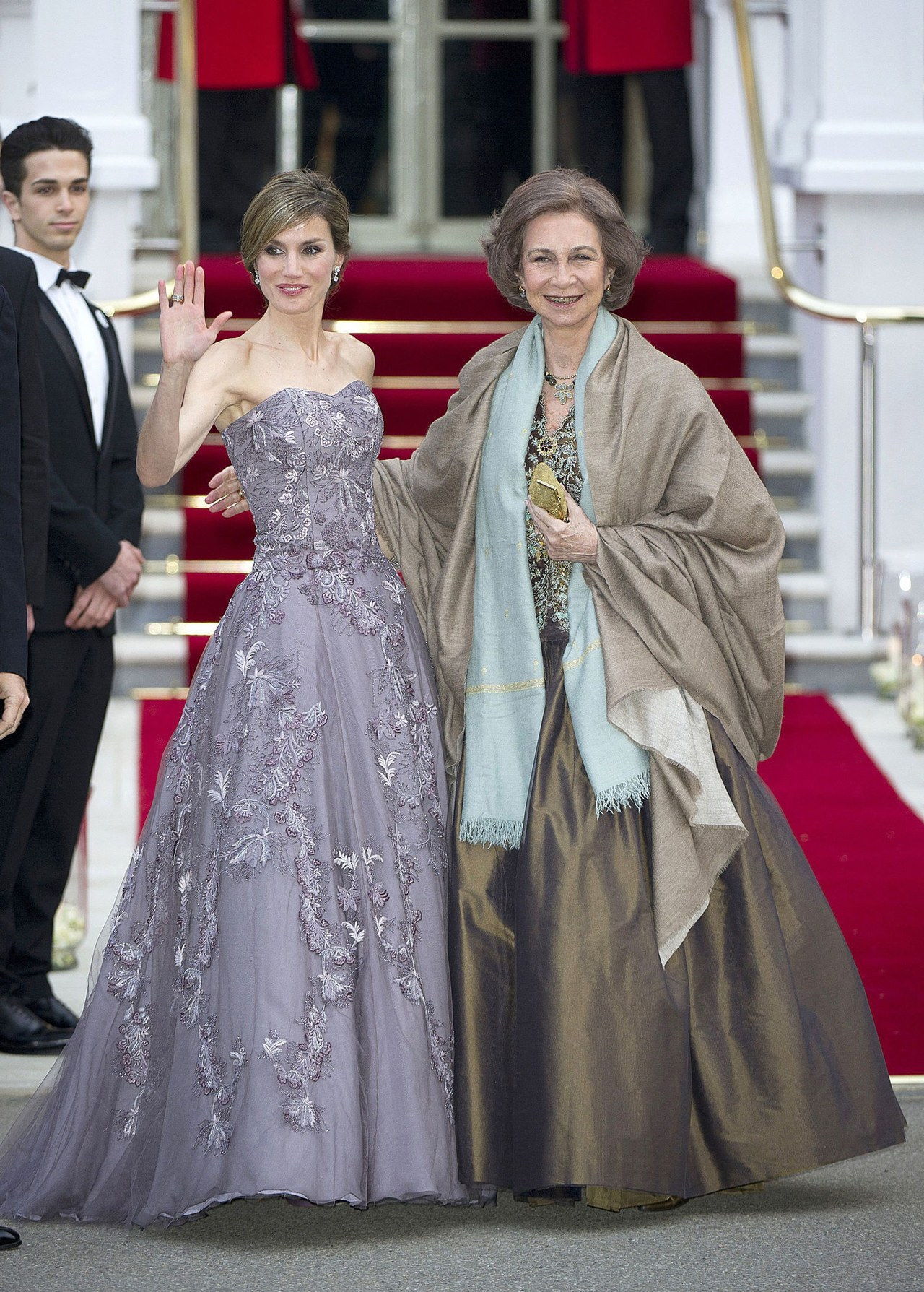 女王 letizia felipe varela gray dress 2011