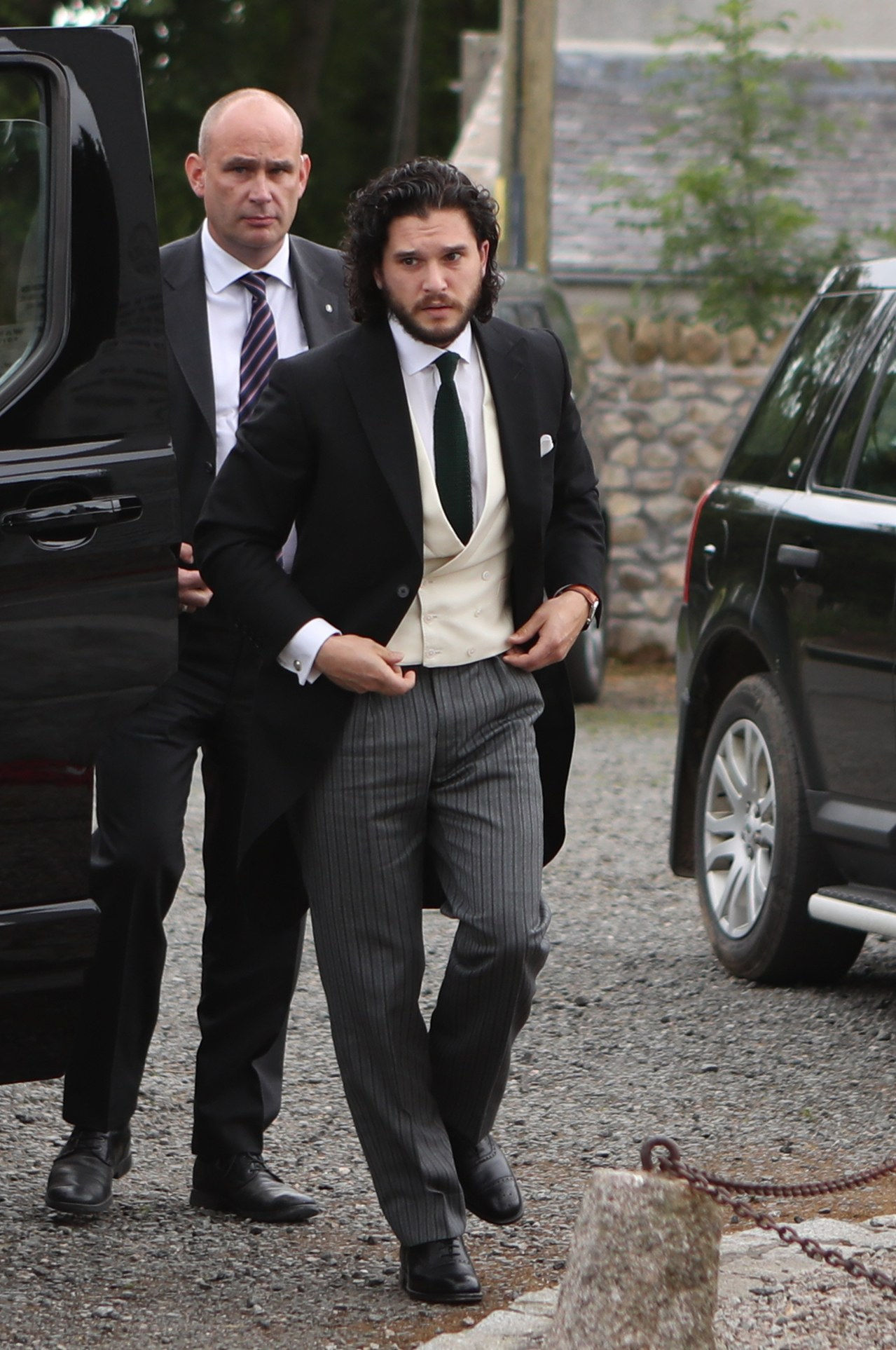套件 Harington arrives at his wedding