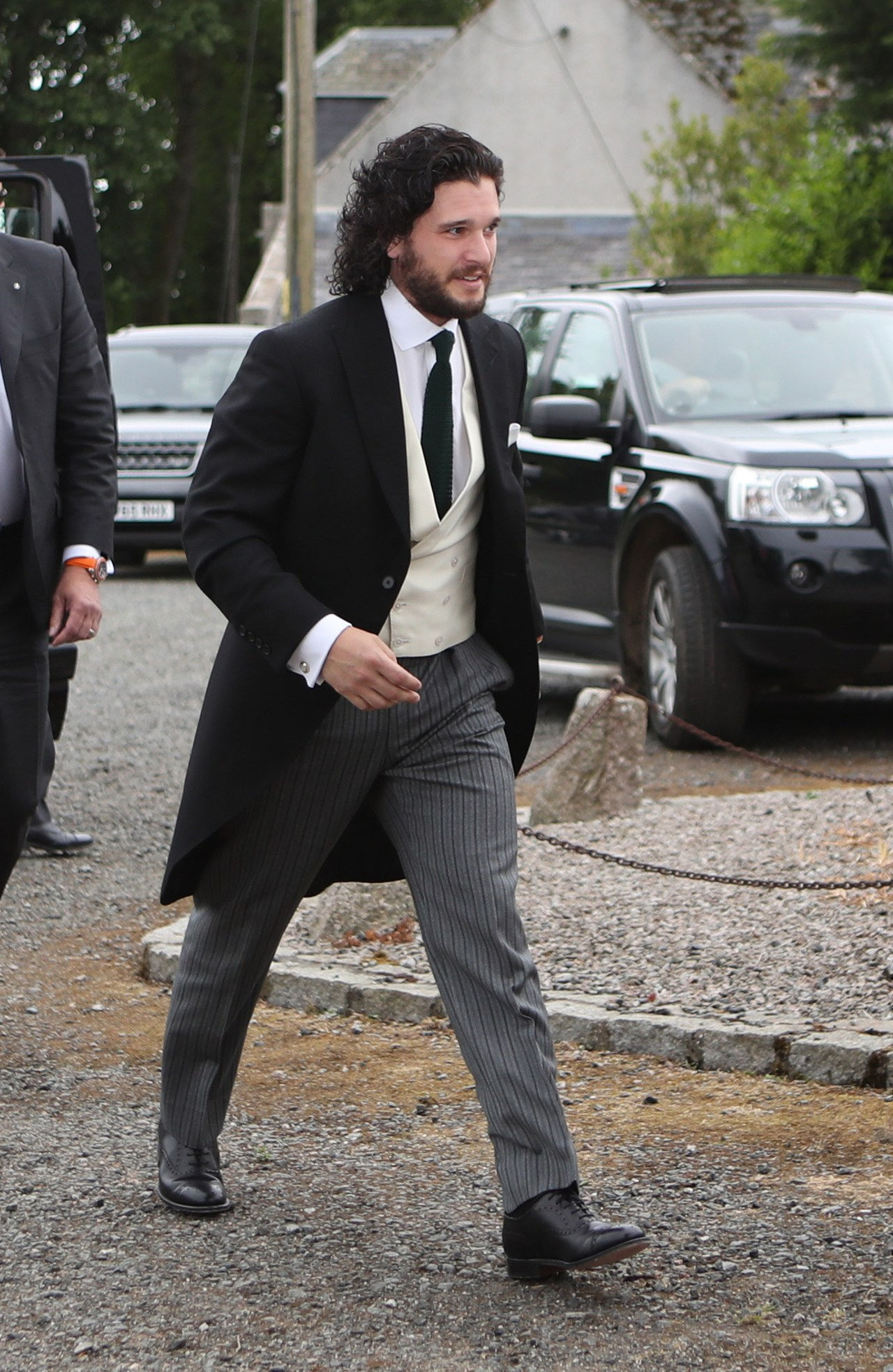 套件 Harington arrives at his wedding 
