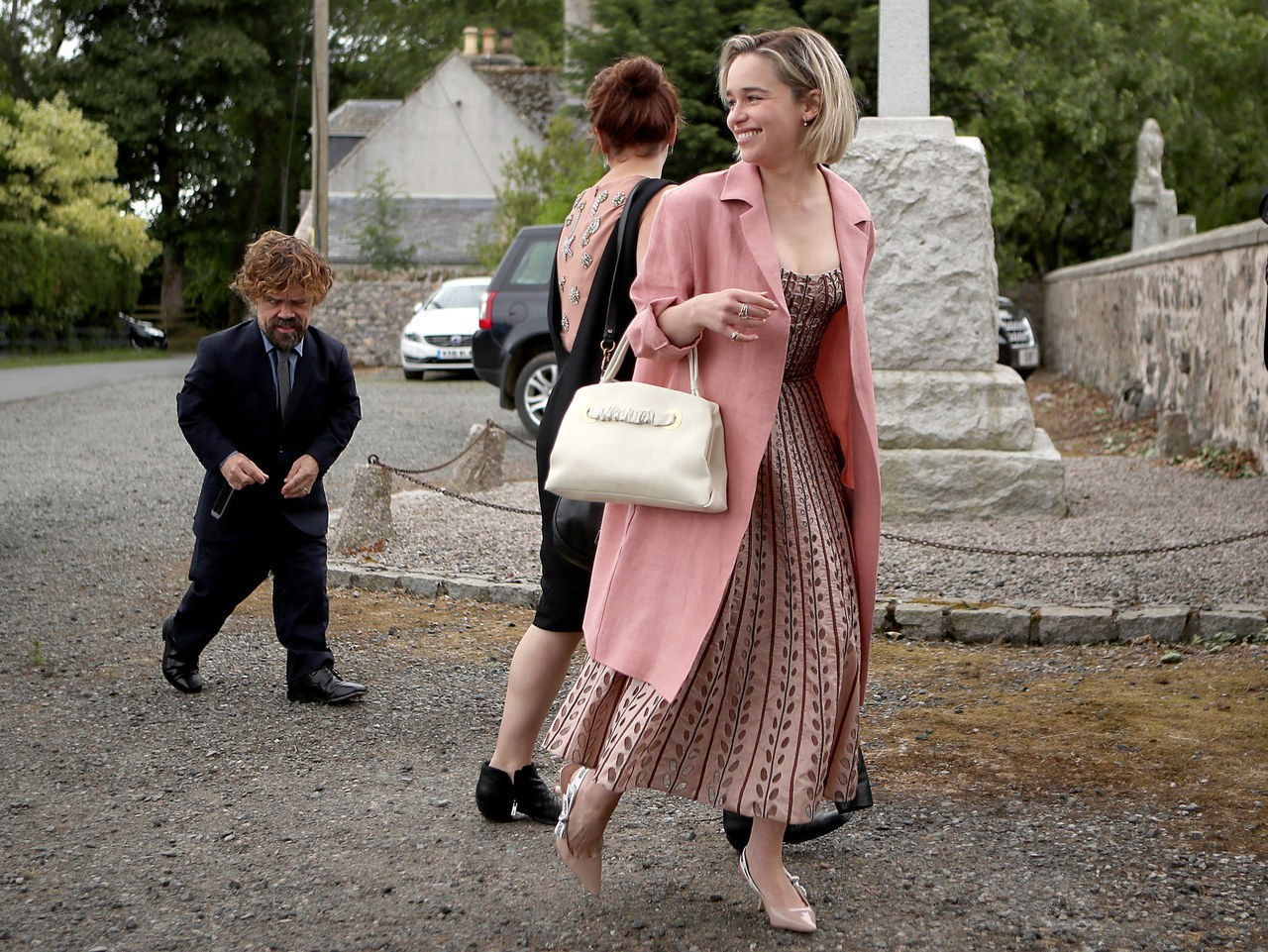 艾米利亚 Clarke arrives at Kit Harington and Rose Leslie's wedding