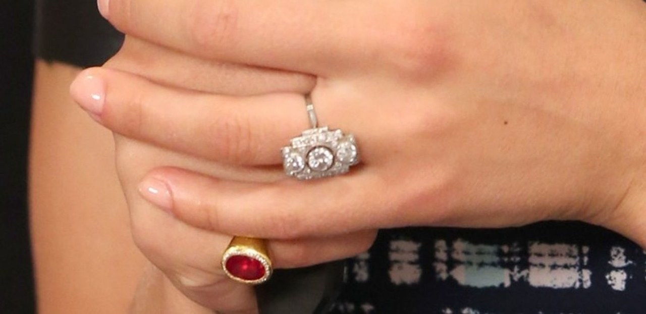乙 Scarlett Johansson Ro Dauriac engaged engagement engagement rings photos celebrity weddings 0910