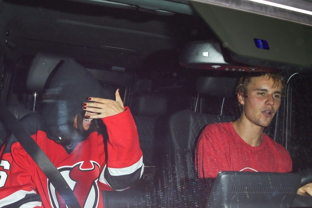 塞莱娜 Gomez wears Justin Bieber's shirt as they exit the Ice Rink after a hockey game