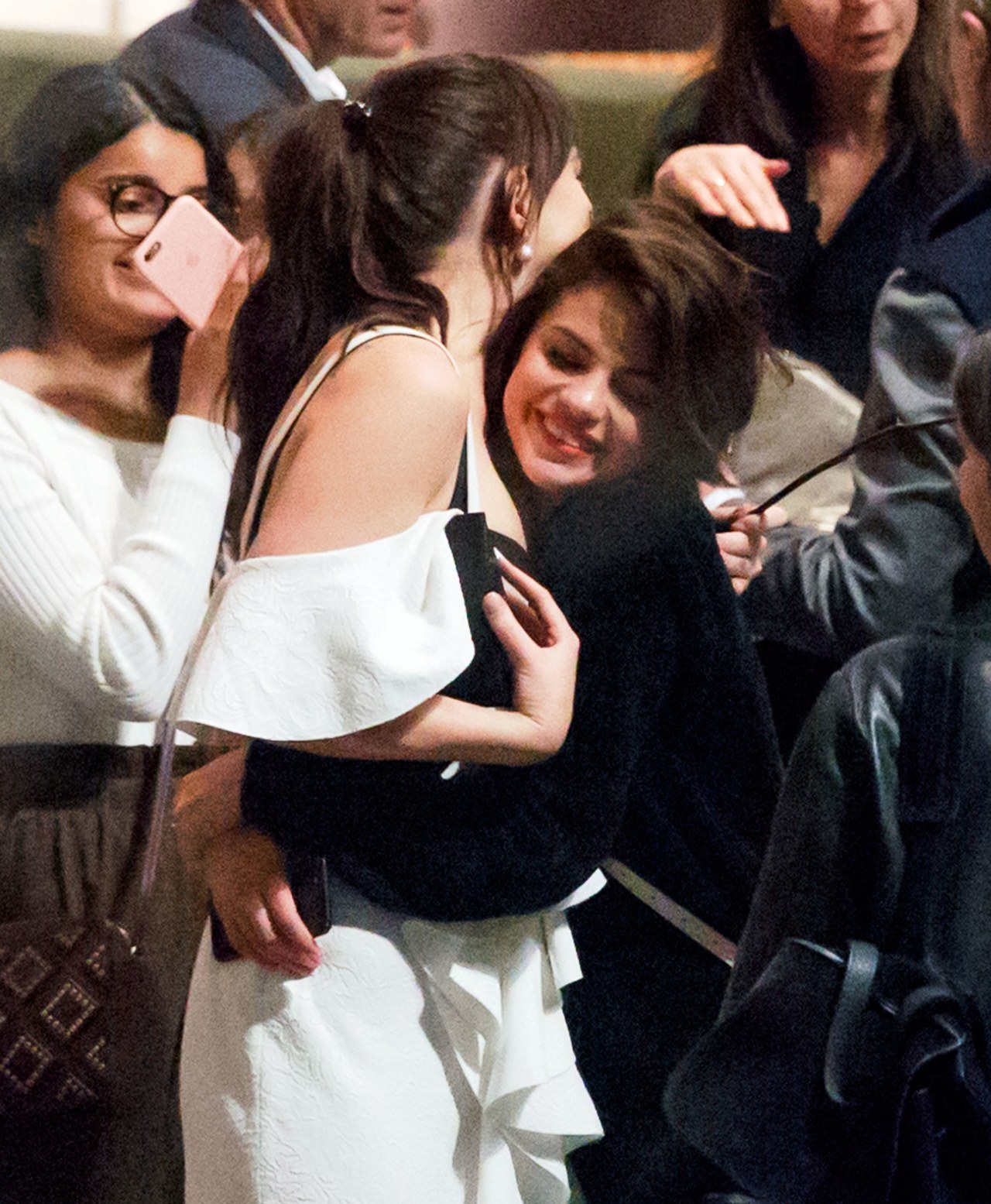 حصرية: Selena Gomez surprises Dakota Johnson on Dakota's 27th birthday by giving her a hug at and NY Film Festival event