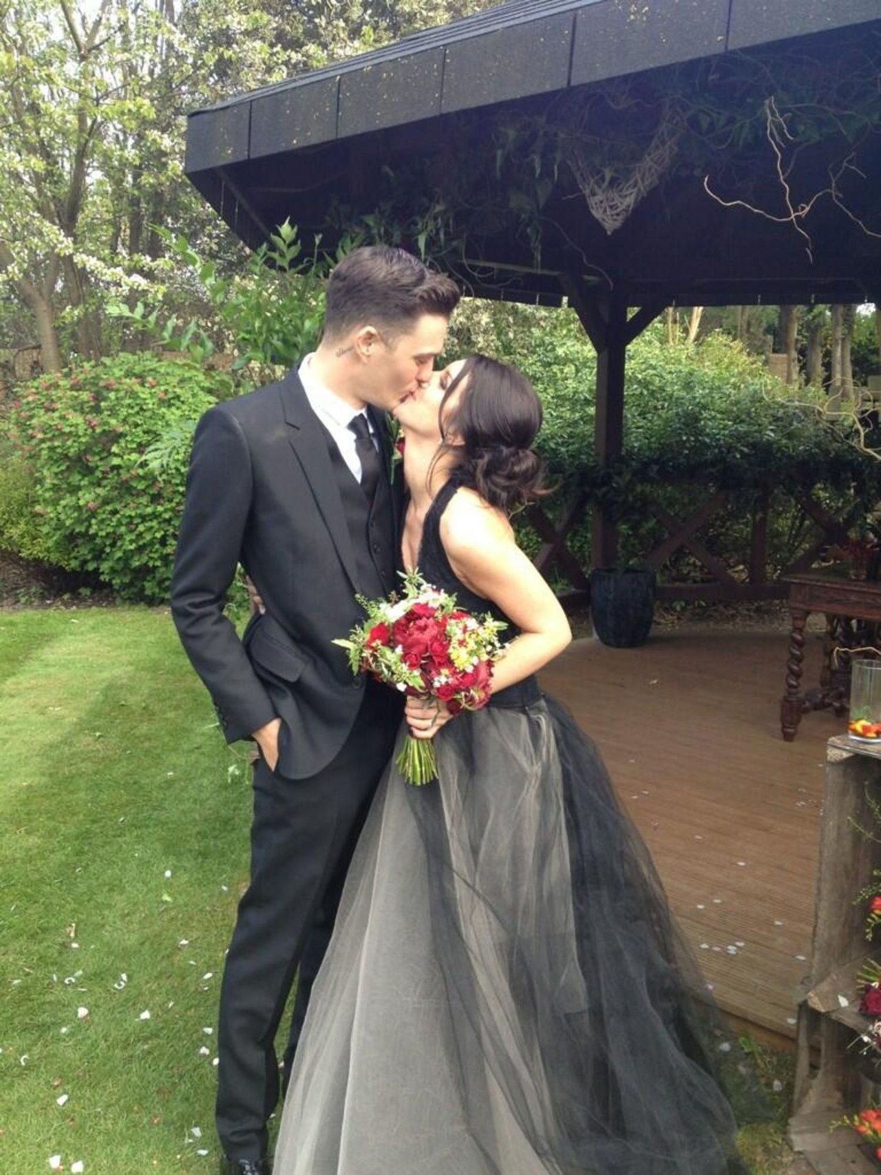 90210 star shanae grimes Josh Beech married black wedding dress vera wang celebrity weddings 0510
