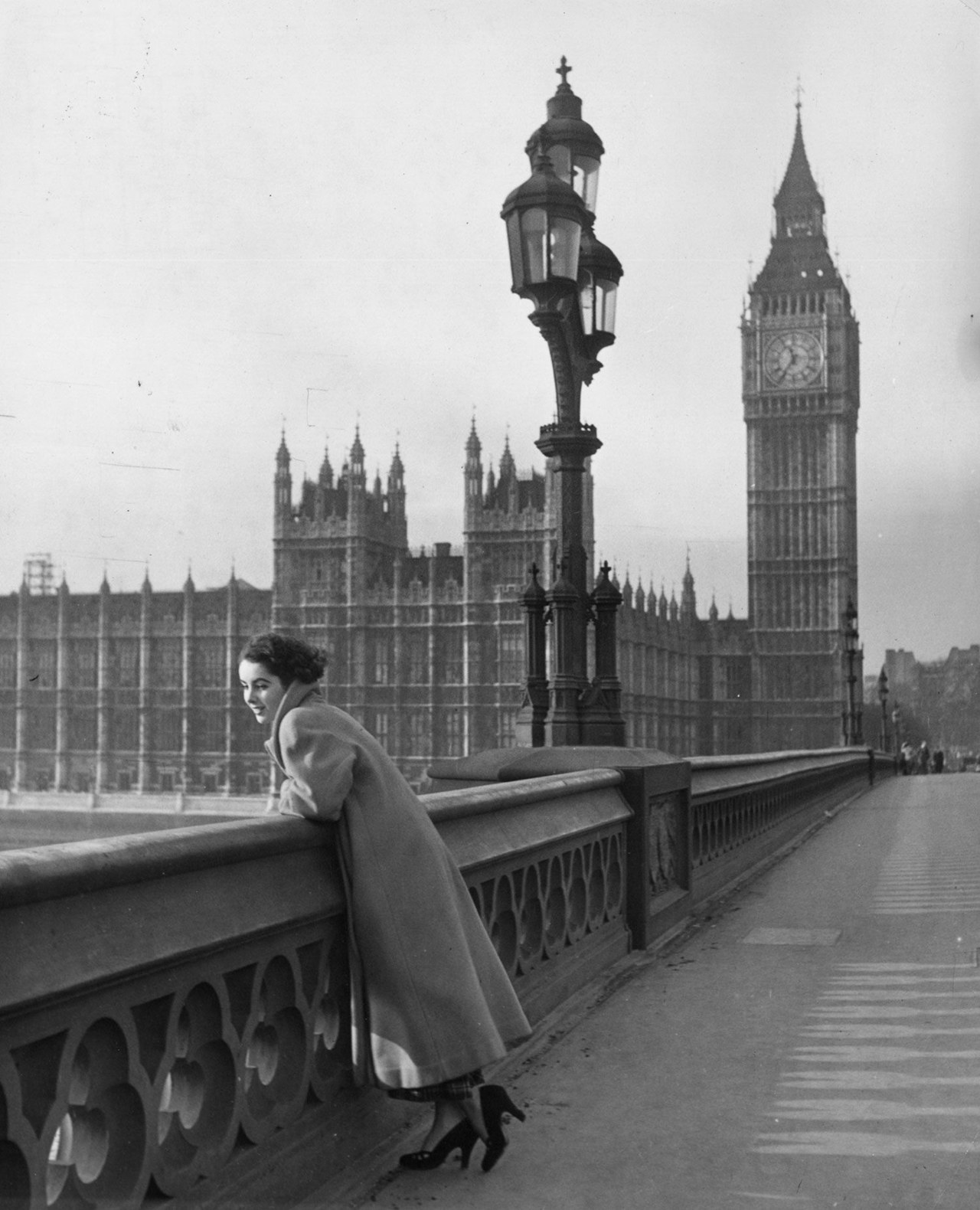 اليزابيث taylor on bridge london