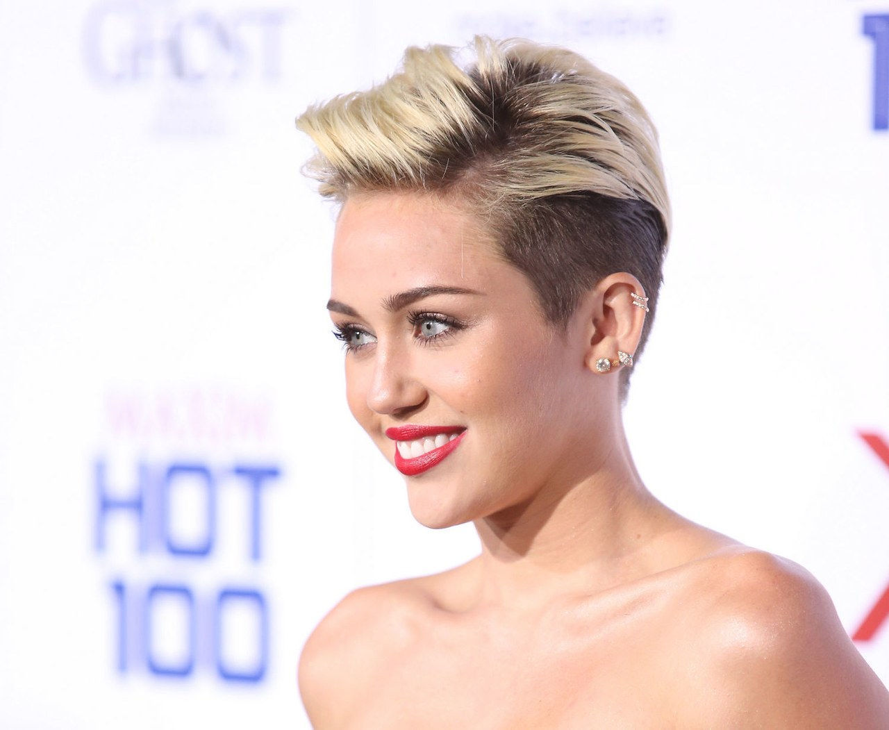 Miley cyrus sleek short hair