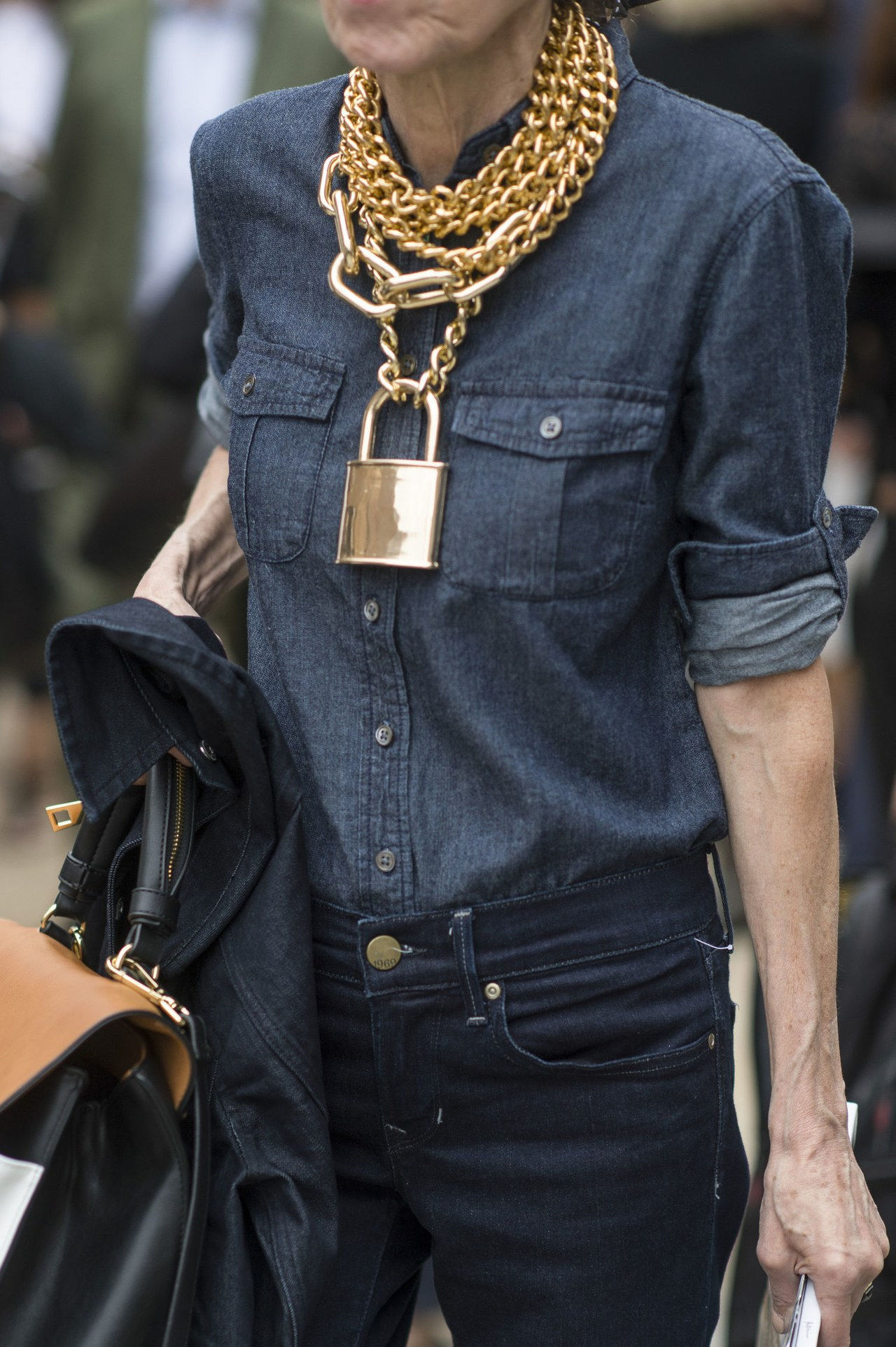 grueso gold chain necklace street style