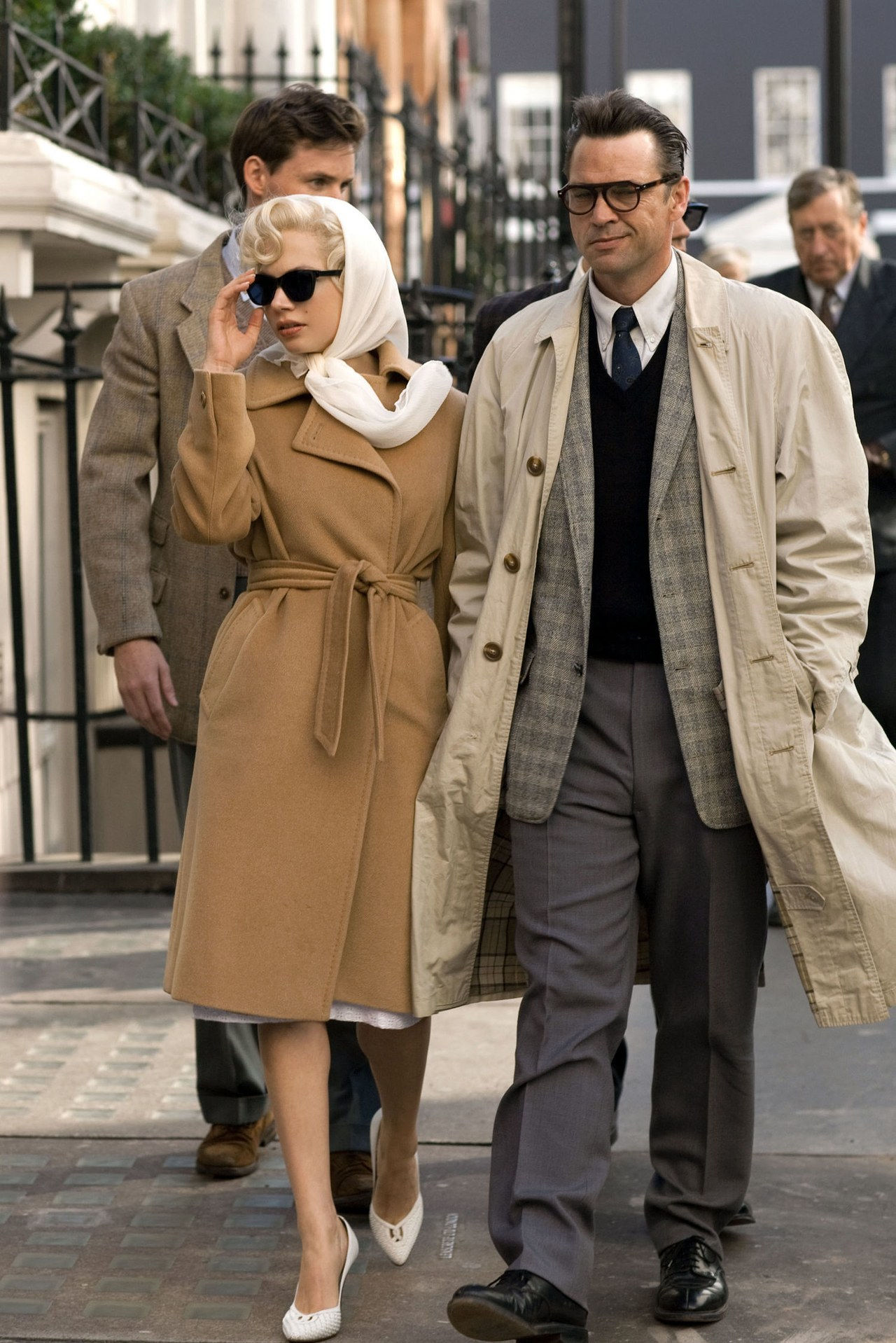 nejlepší coats in movies my week with marilyn 2011 belted camel