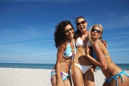 0528 women in bikinis on beach sm