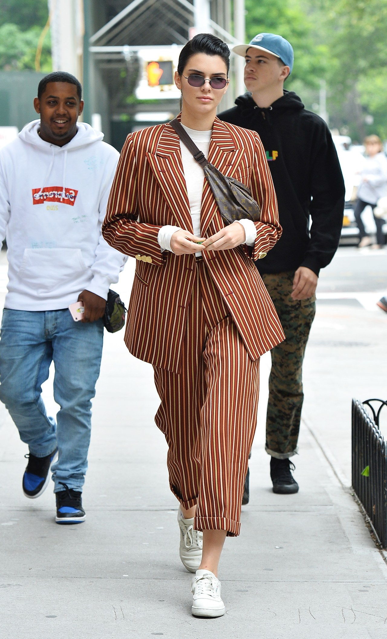 肯德尔 Jenner is all smiles as she takes a stroll rocking a pinstripe suit in SoHo, New York City