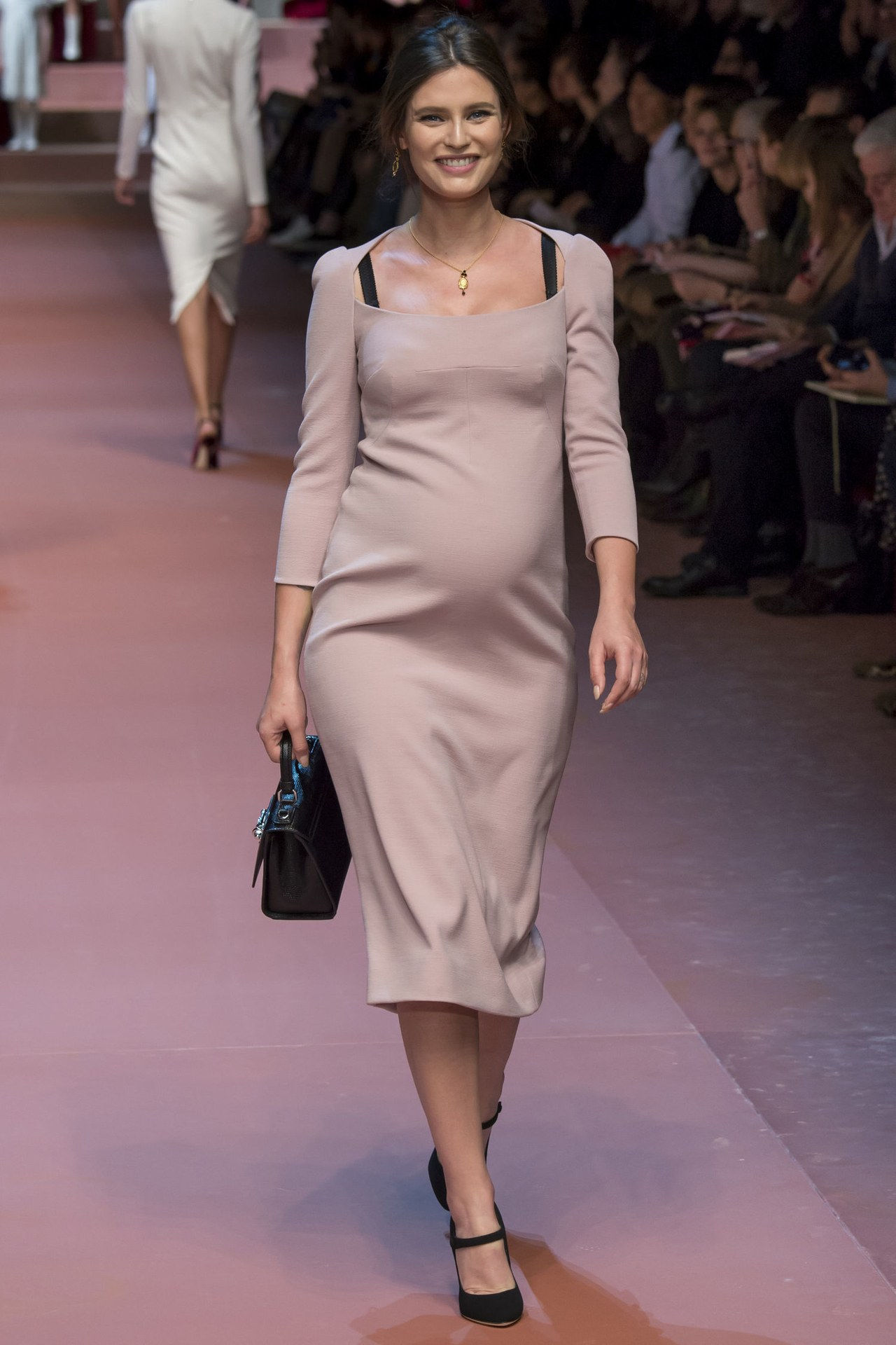 Dolce gabanna fall 2015 runway pregnant model