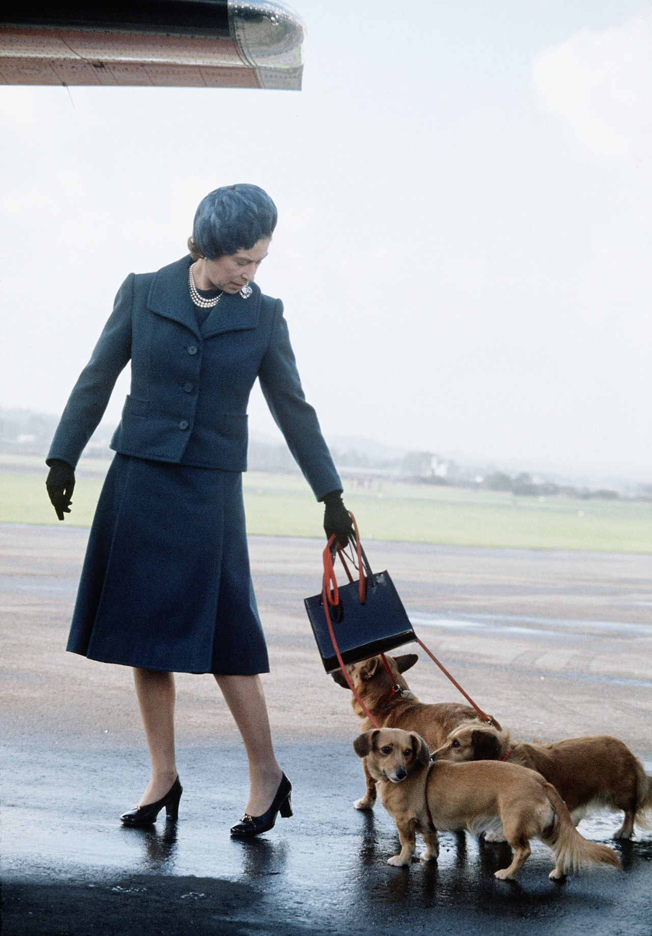 女王 Elizabeth ll arrives at Aberdeen Airport
