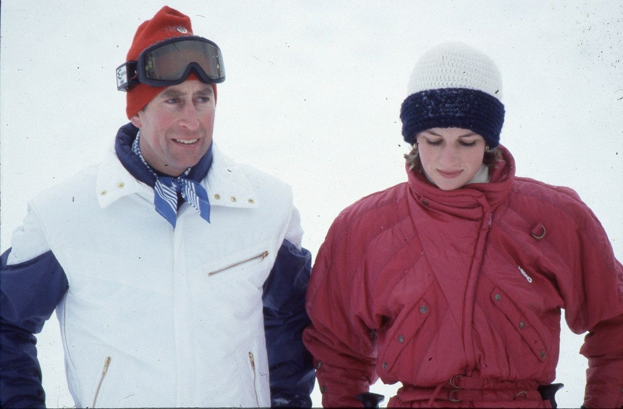 ديانا and Charles during a ski trip.