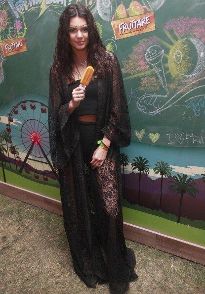 INDIO， CA - APRIL 12: Kendall Jenner visits the Fruttare Hangout at Coachella to refresh in between sets with a Fruttare Frozen Fruit Bar on April 12, 2014 in Indio, California. (Photo by Todd Oren/Getty Images for Fruttare)