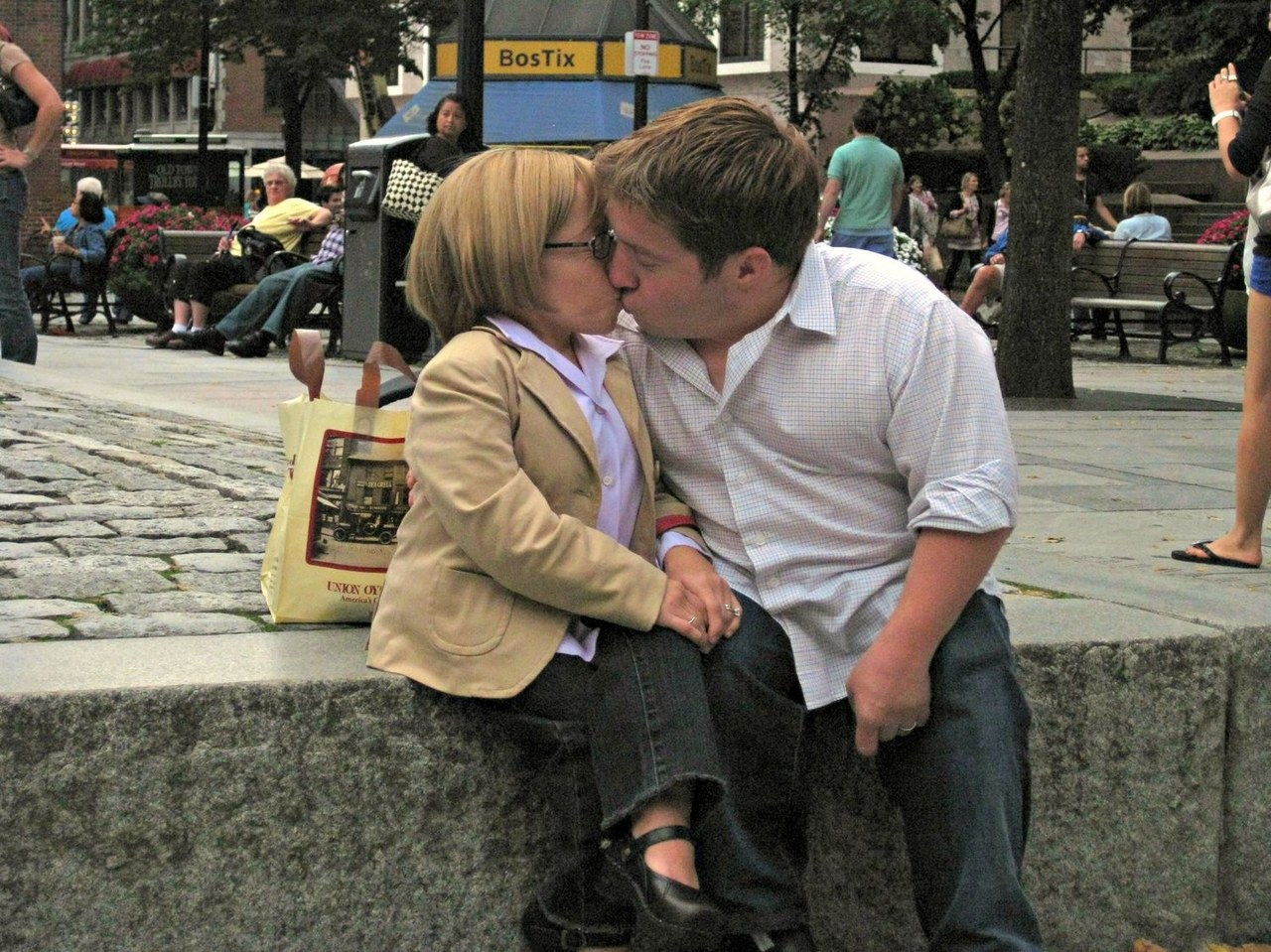 法案 jen the little couple kissing