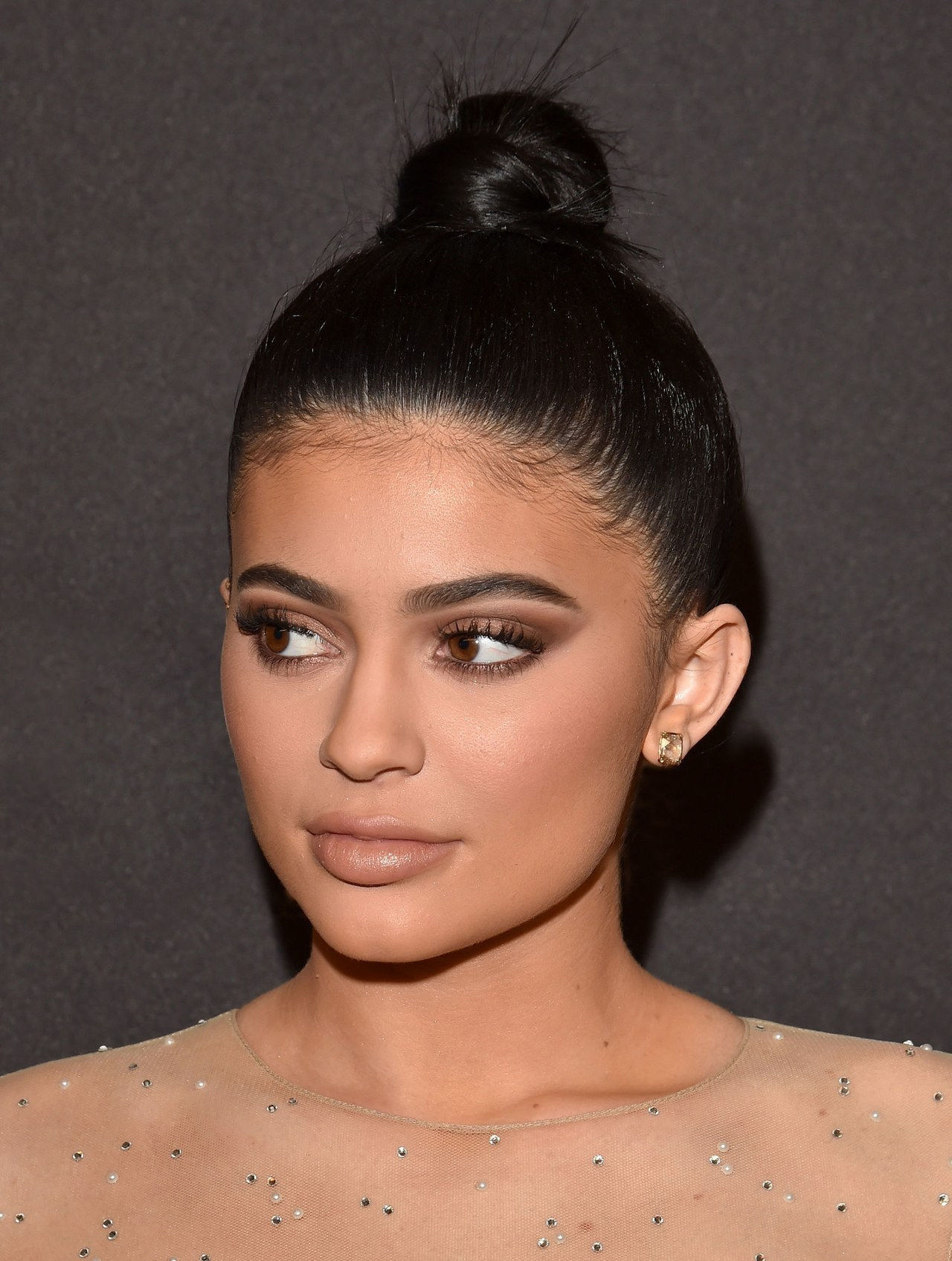 Kylie jenner ear contouring 1