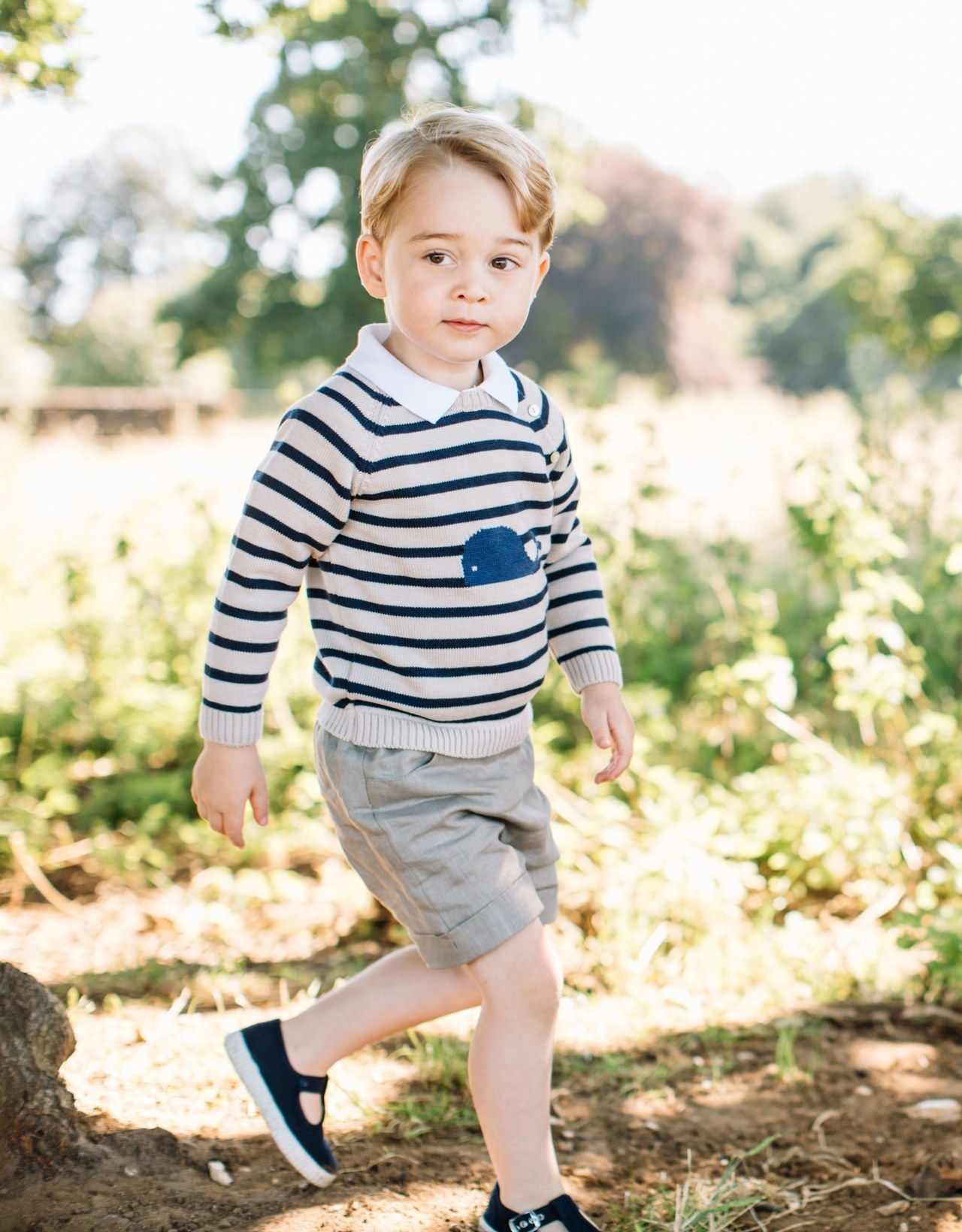 Udgivet by the Duke and Duchess of Cambridge of Prince George, who celebrates his third birthday today. The picture was taken at the family's Norfolk home in mid-July