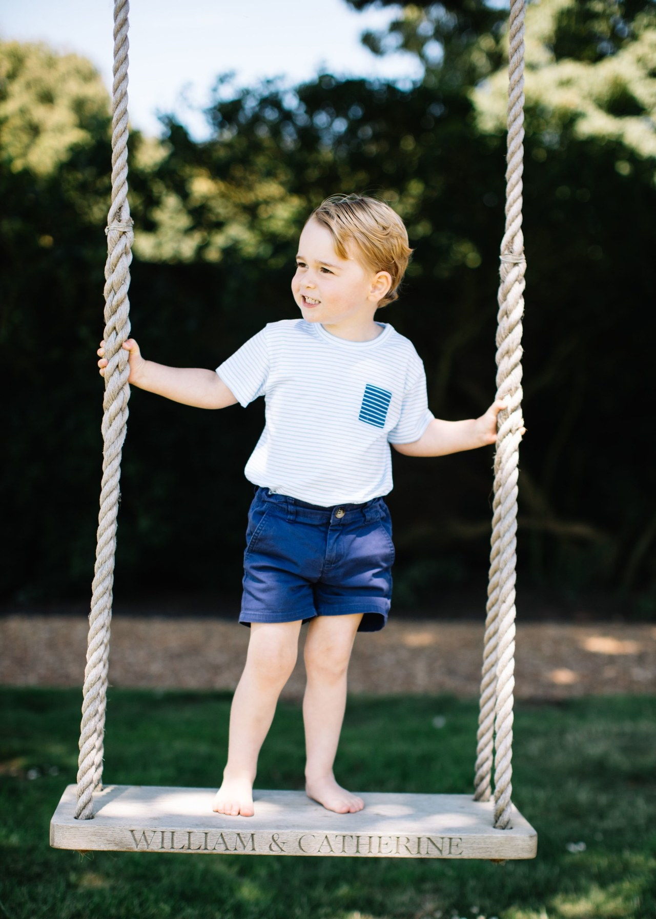 Udgivet by the Duke and Duchess of Cambridge of Prince George, who celebrates his third birthday today. The picture was taken at the family's Norfolk home in mid-July. 