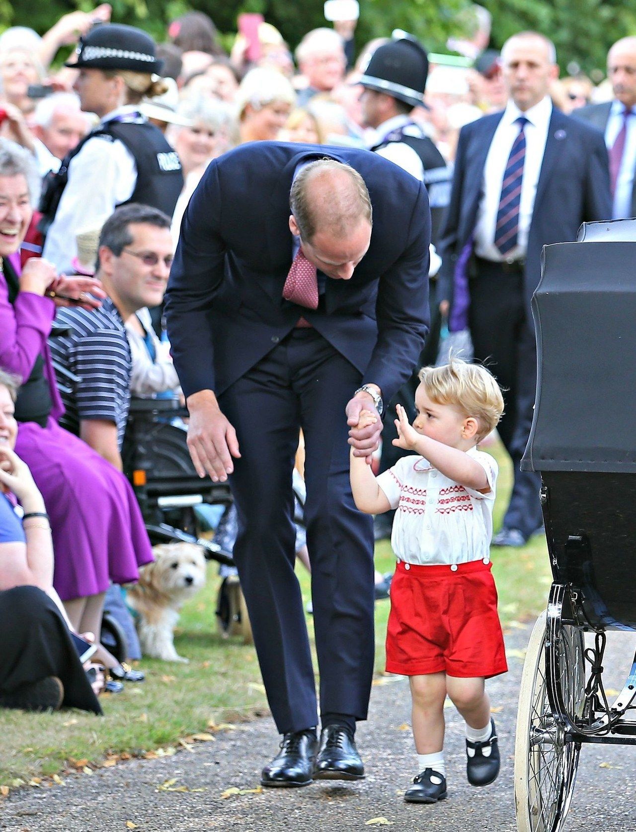 أمير george waving prince william