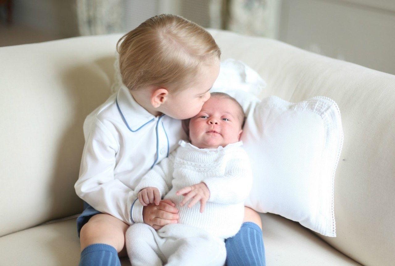 王子 george princess charlotte kiss