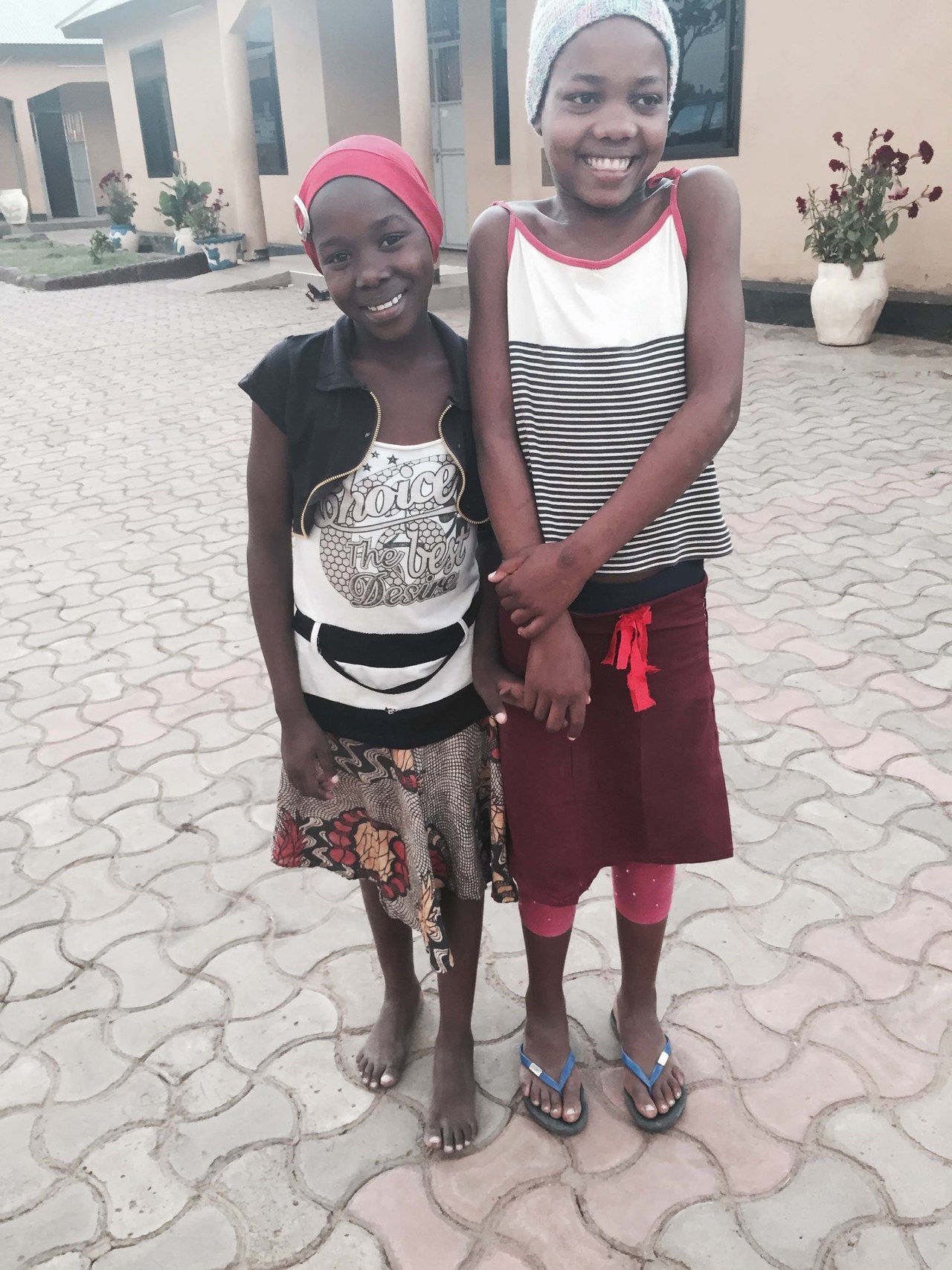 莱蒂西亚， 10, and Neema, 12, ran away to the Safe House to avoid FGM. 