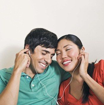 0621 couple listening to music sm